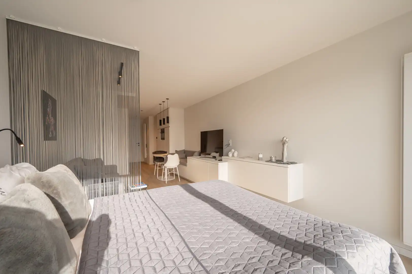Prachtig gerenoveerde studio, centraal gelegen/ fantastisch zonneterras foto 4