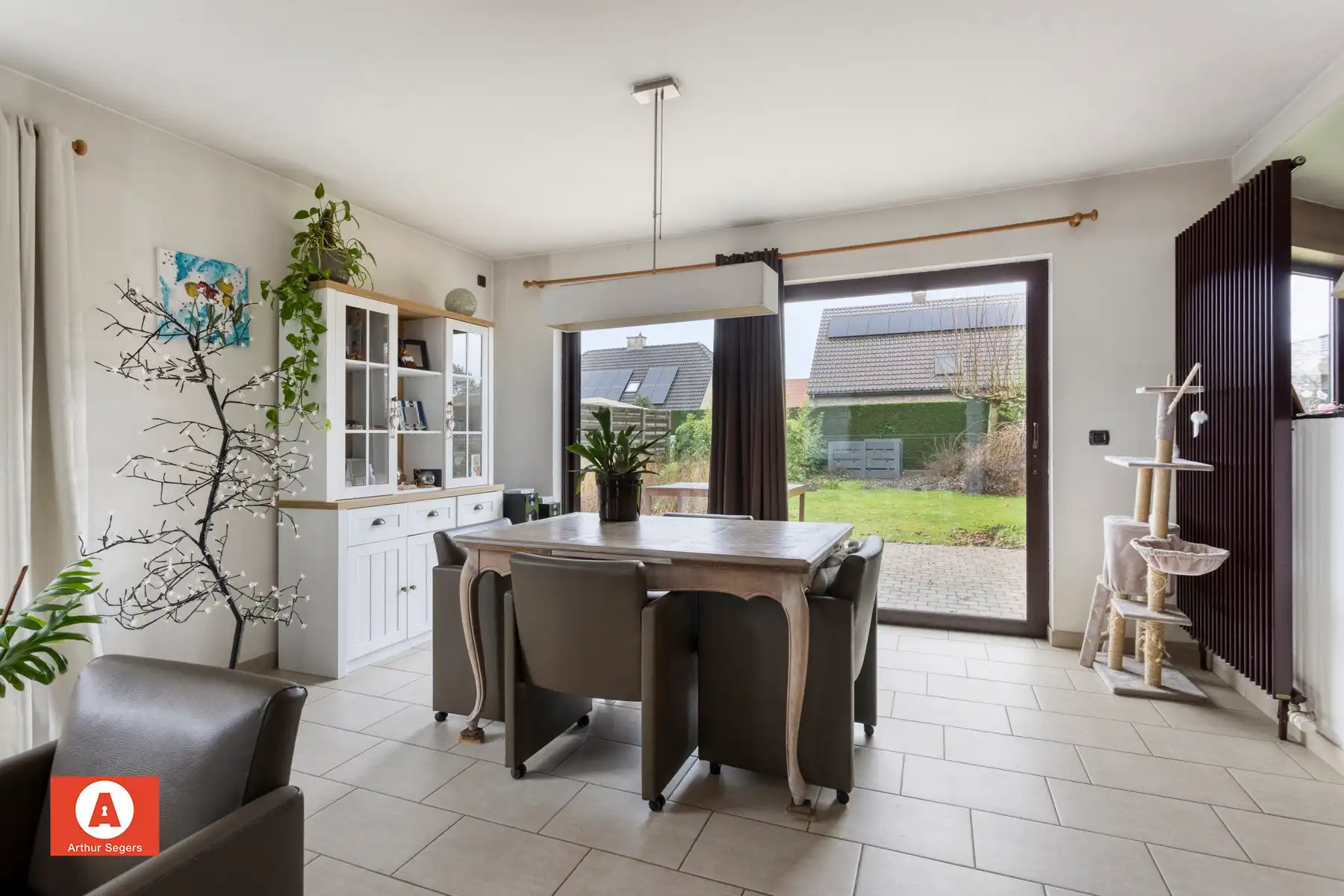 Open bebouwing in een doodlopende straat. foto 8