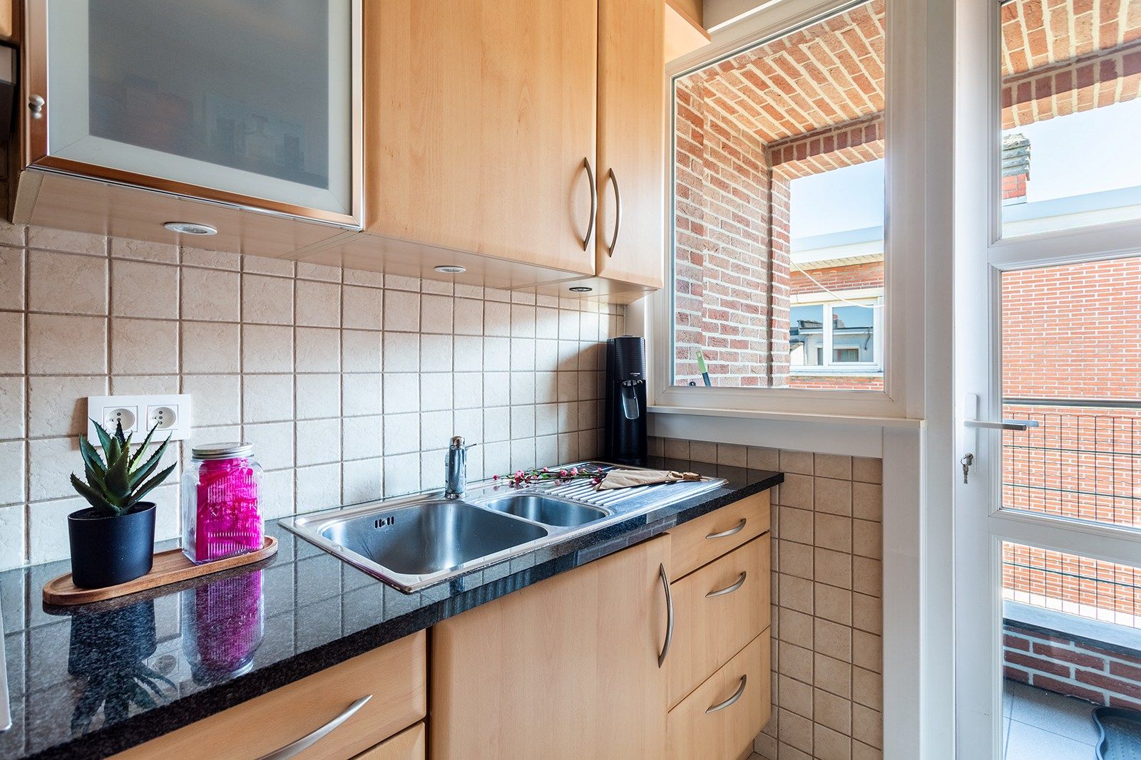 Instapklaar hoekappartement met veel lichtinval op een rustig pleintje foto 14