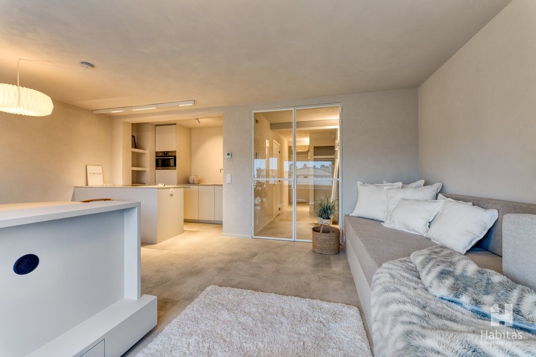 Subliem gerenoveerd, volledig nieuw gemeubeld en verrassend ruim appartement foto 3