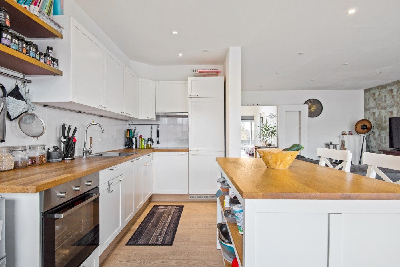 Tof, ruim app. op 2e verd. met 3 slpk. en garage foto 6