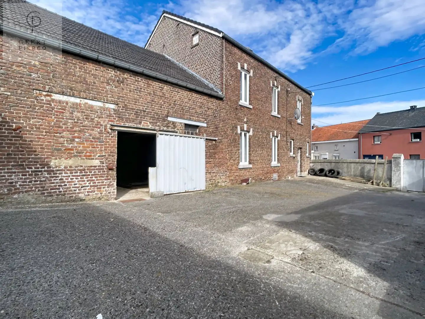 Ruime woning met binnenkoer, stallingen en tuin vlakbij oprit van E40. foto 24