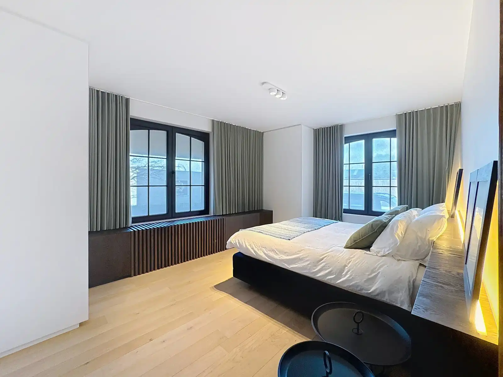 Instapklaar, luxueus afgewerkte VILLA (5 slpkms, dubbele garage, ...) met BIJGEBOUWEN (stallingen en bergplaats). Grondopp.: 2.814m² + Optioneel : braakliggend stuk industriegrond. foto 18