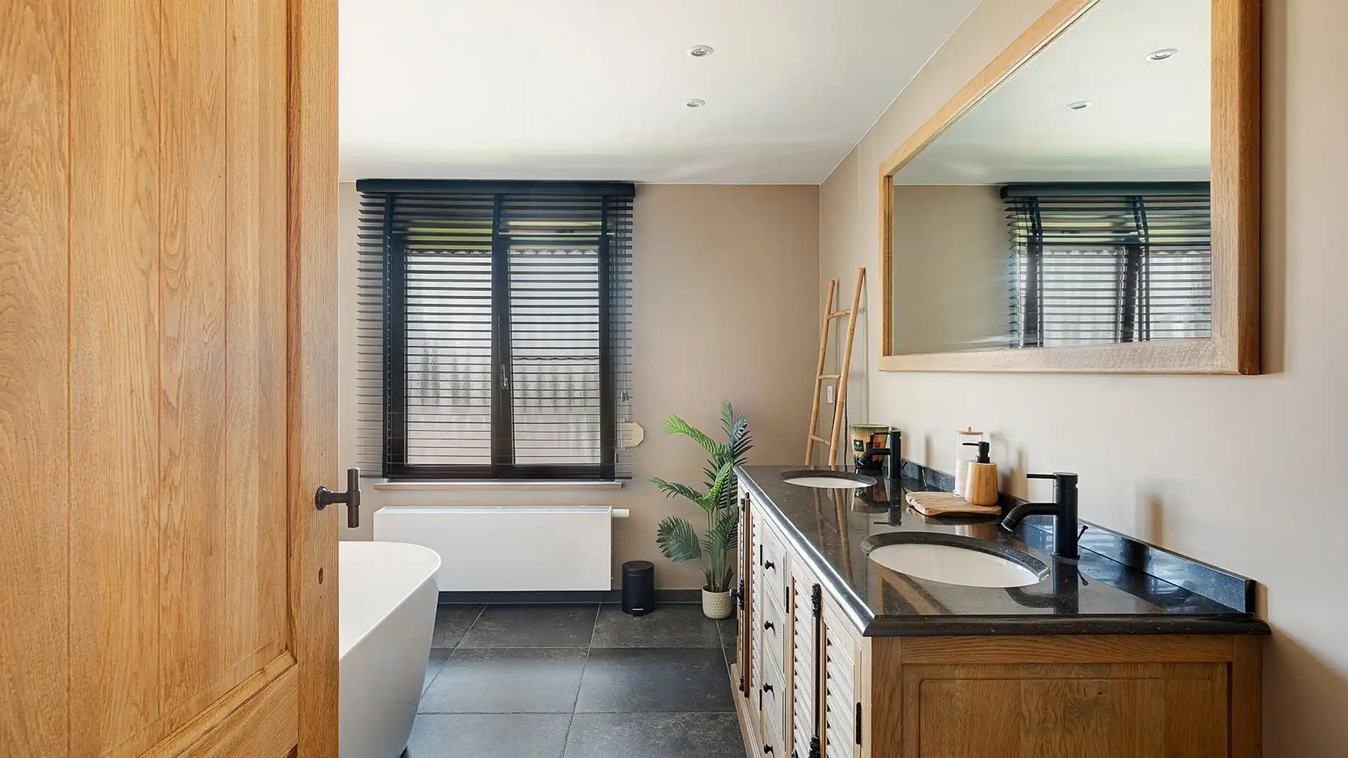 Vijf slaapkamers, groot volume in een alleenstaande villa te Knokke foto 22