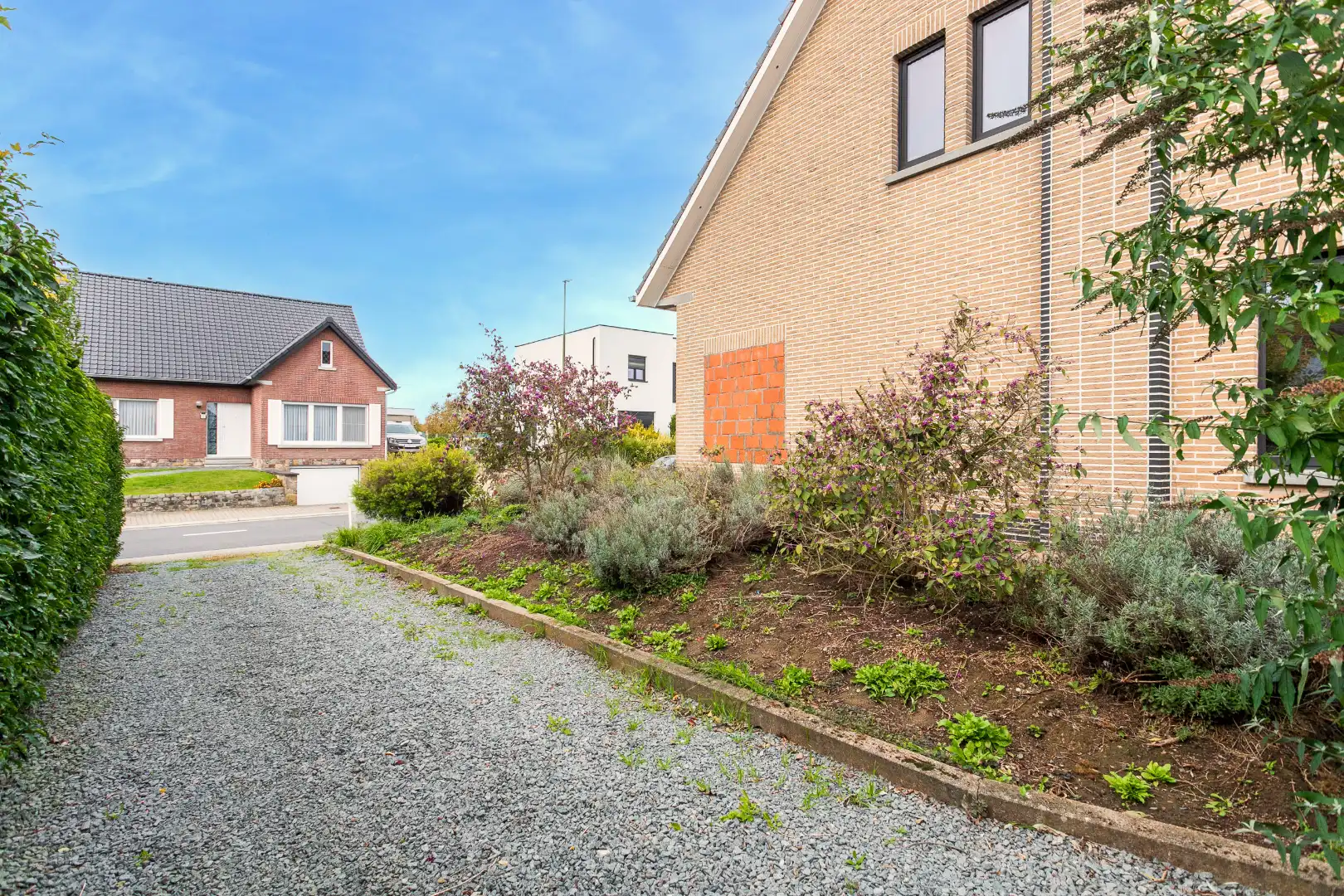 Ruime woning te Pajottegem met 4 slpks, garage en tuin op +-10a! foto 11