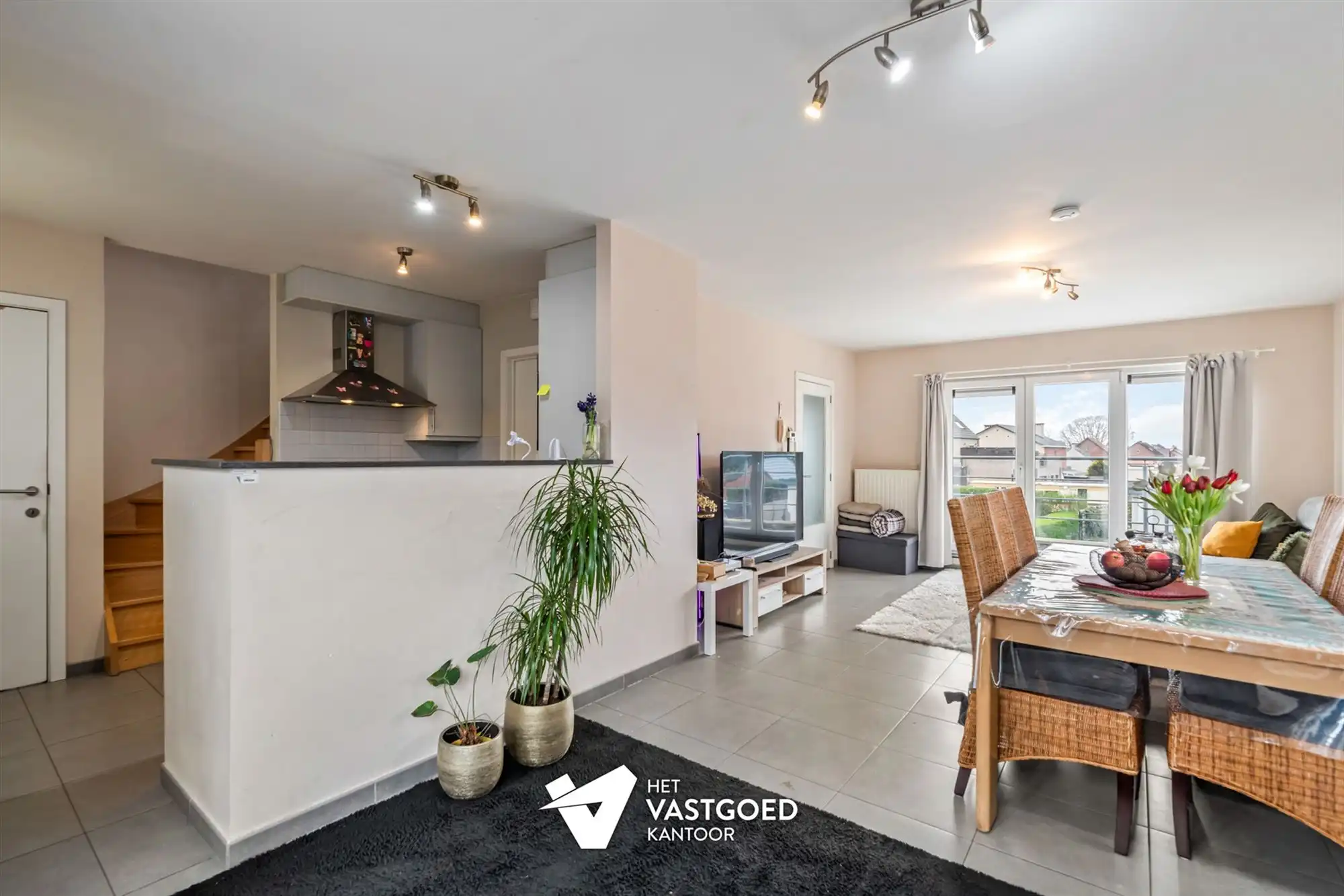 ZEER RUIM DUPLEX APPARTEMENT (149M²) MET 3 SLAAPKAMERS, TERRAS EN 2 AUTOSTAANPLAATSEN TE HAM foto 2