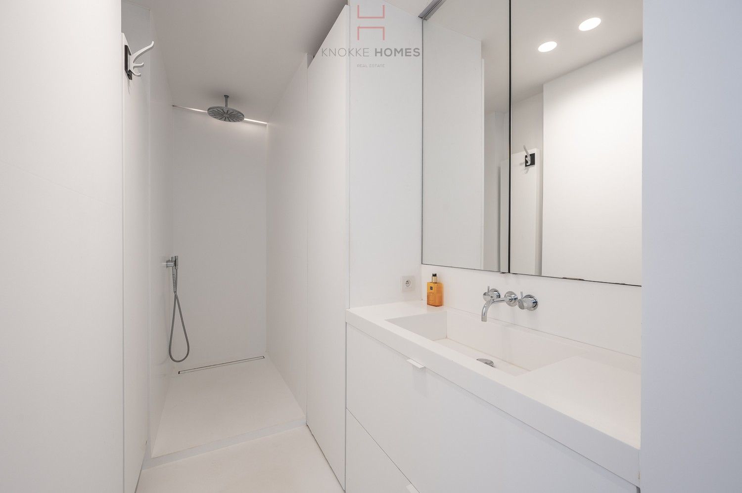 Exceptioneel hoekappartement op de Zeedijk genietend van uitzonderlijke zee- en strandzichten. foto 24