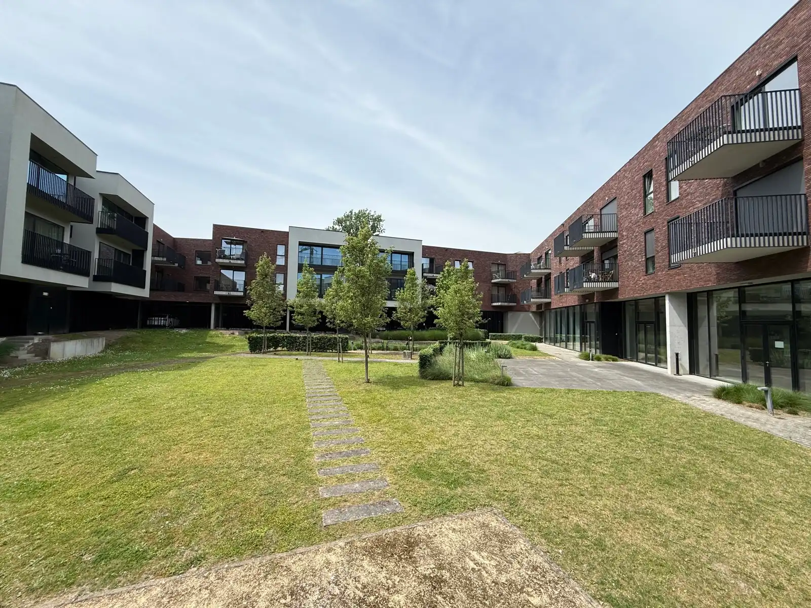Modern 1-slaapkamerappartement met terras en parking foto 9