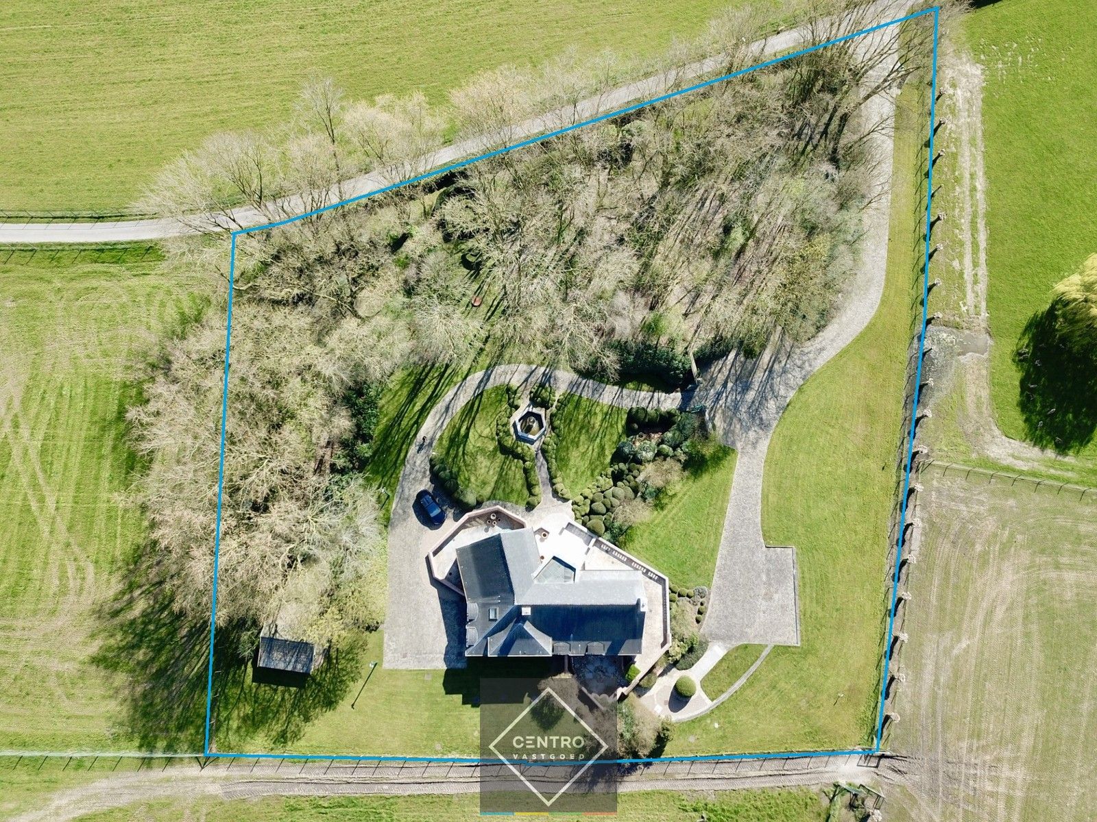 Unieke VILLA (bj. 1985) met 4/5 slpkms, 2 badkms, 2 keukens en een dubbele garage in een prachtig natuurgebied te Roeselare. Een echt architecturaal pareltje in het groen (alle privacy en rust)! foto {{pictureIndex}}