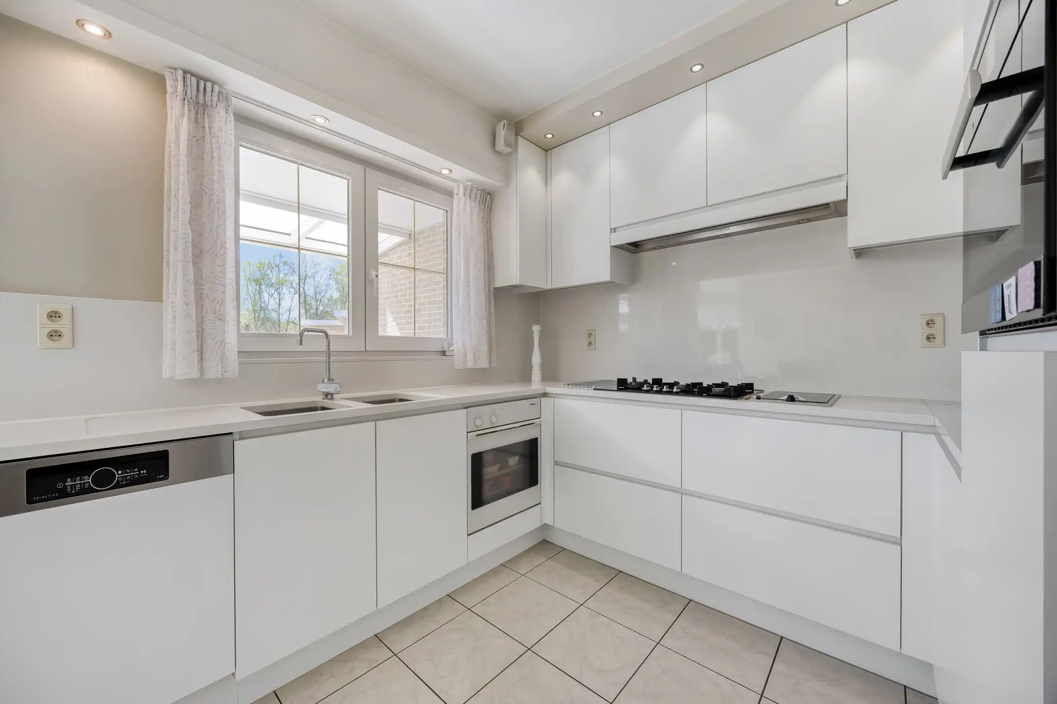 Ruime woning in oase van rust met prachtige tuin foto 10