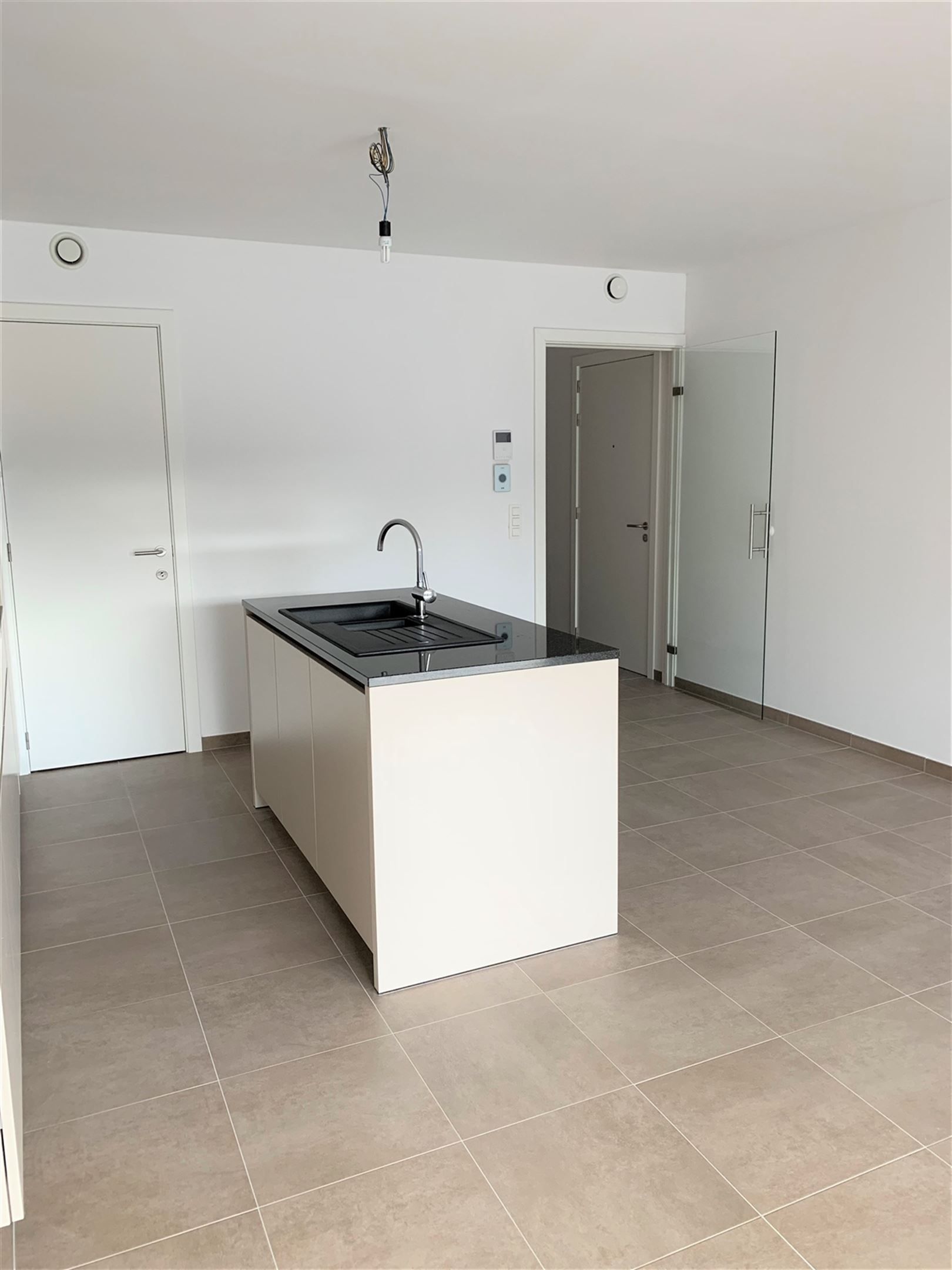 ongemeubeld gelijkvloers appartement foto 3