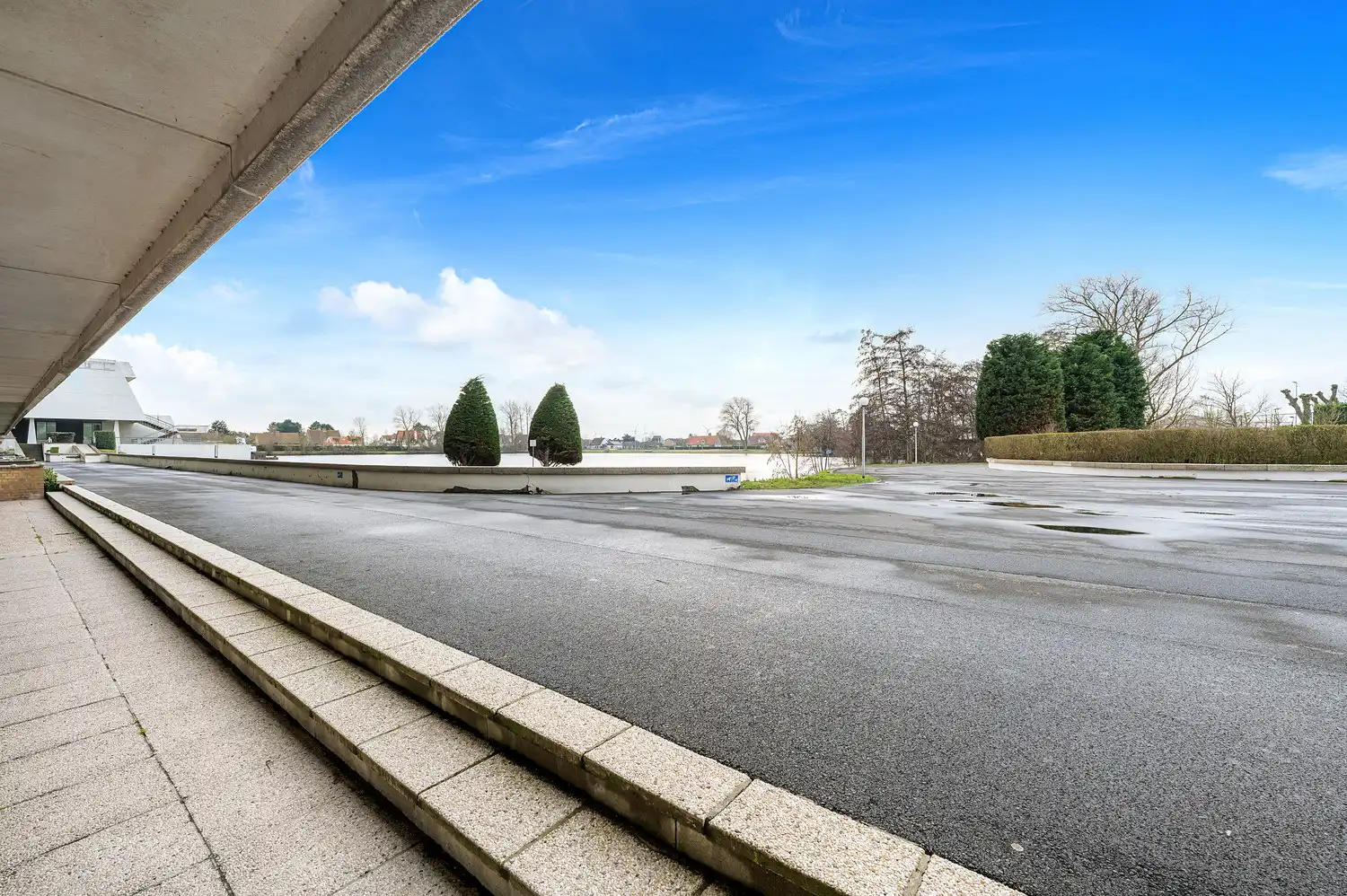 Twee commerciële ruimtes ingericht als woonentiteit foto 17