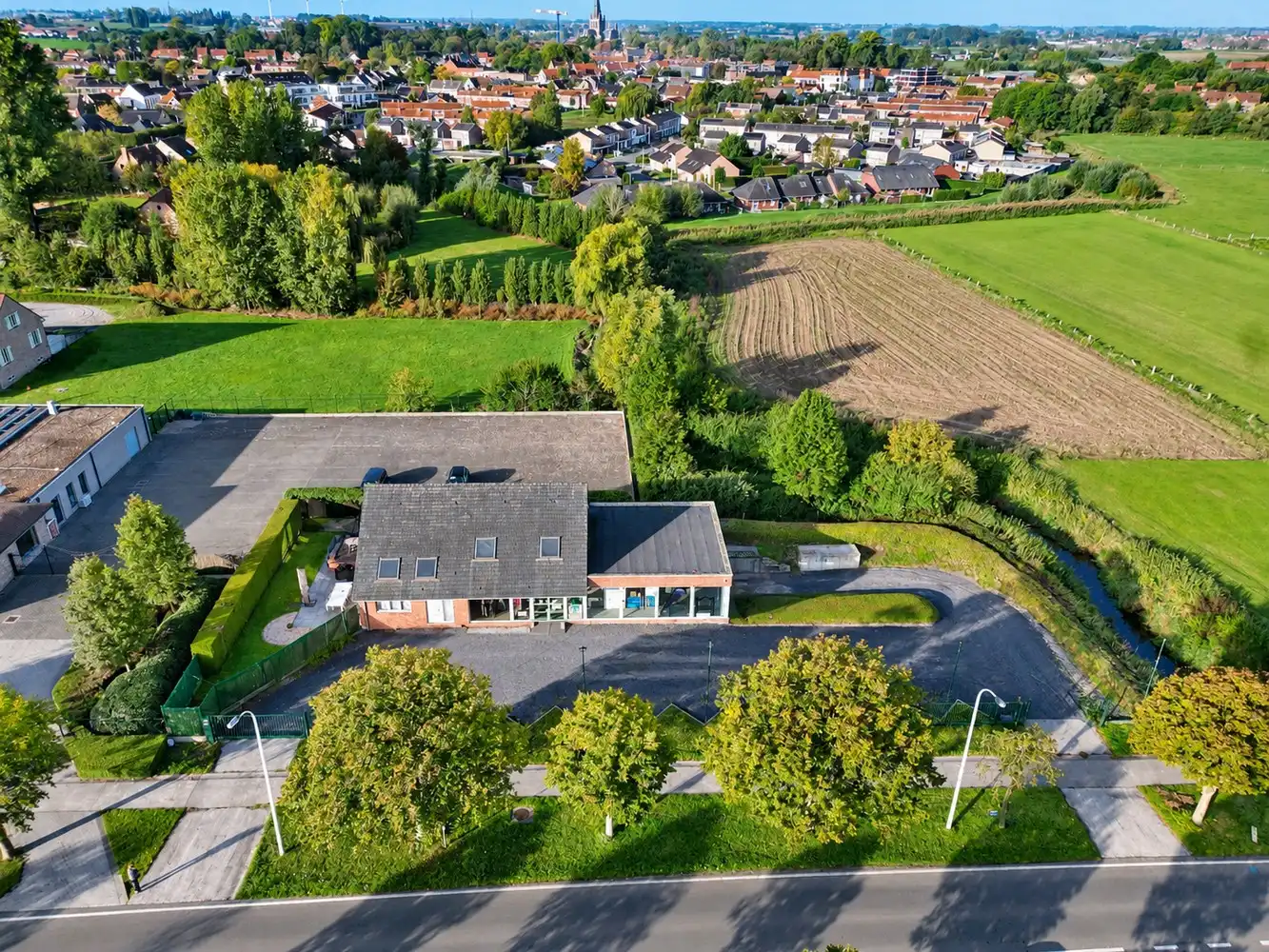 Handelspand met ruime woning, ondergronds magazijn/garage en veel parkeermogelijkheden langs de N32 foto {{pictureIndex}}