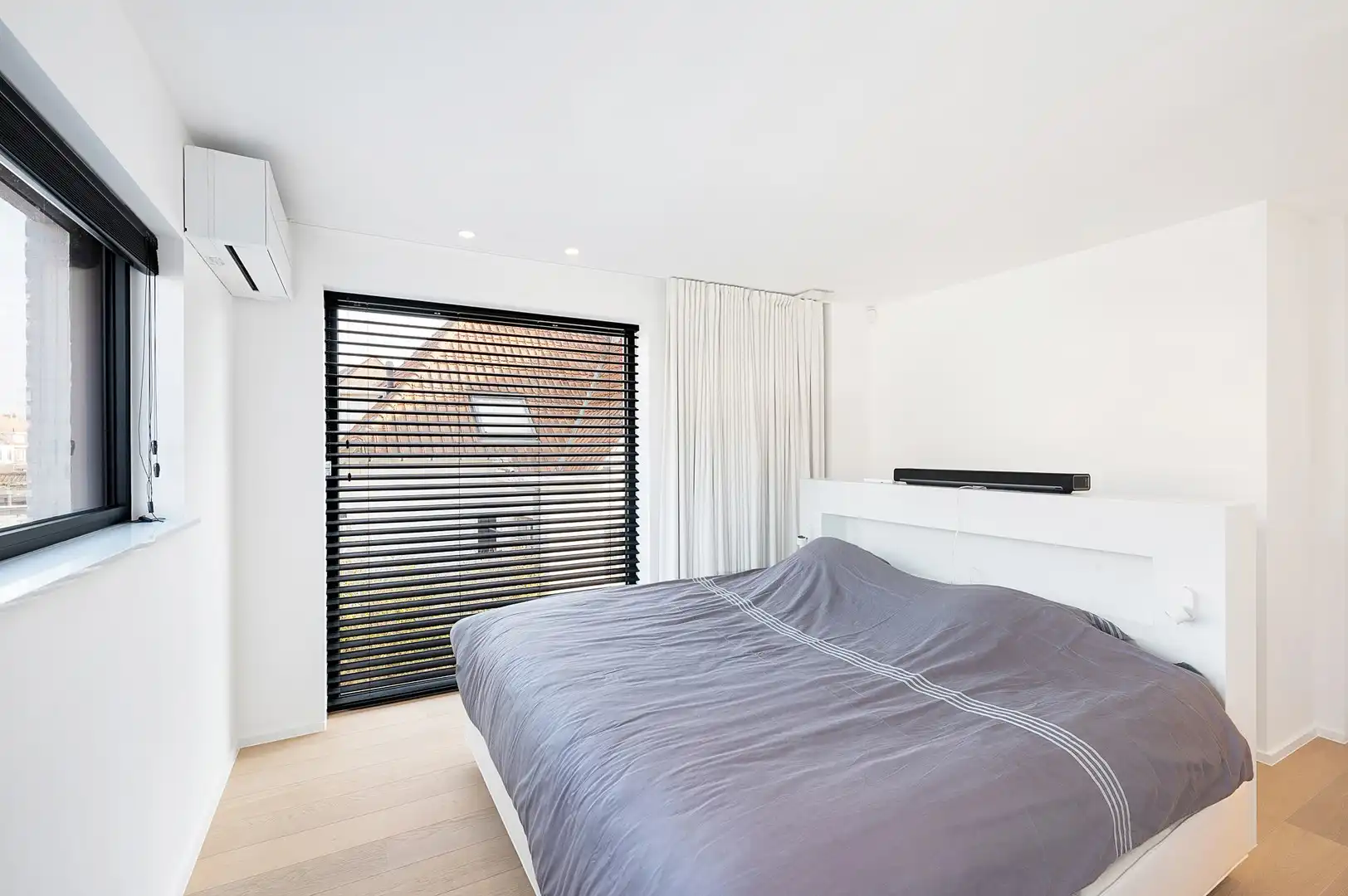 Hedendaagse, recente koppelwoonst centraal gelegen te oud-Knokke. foto 20