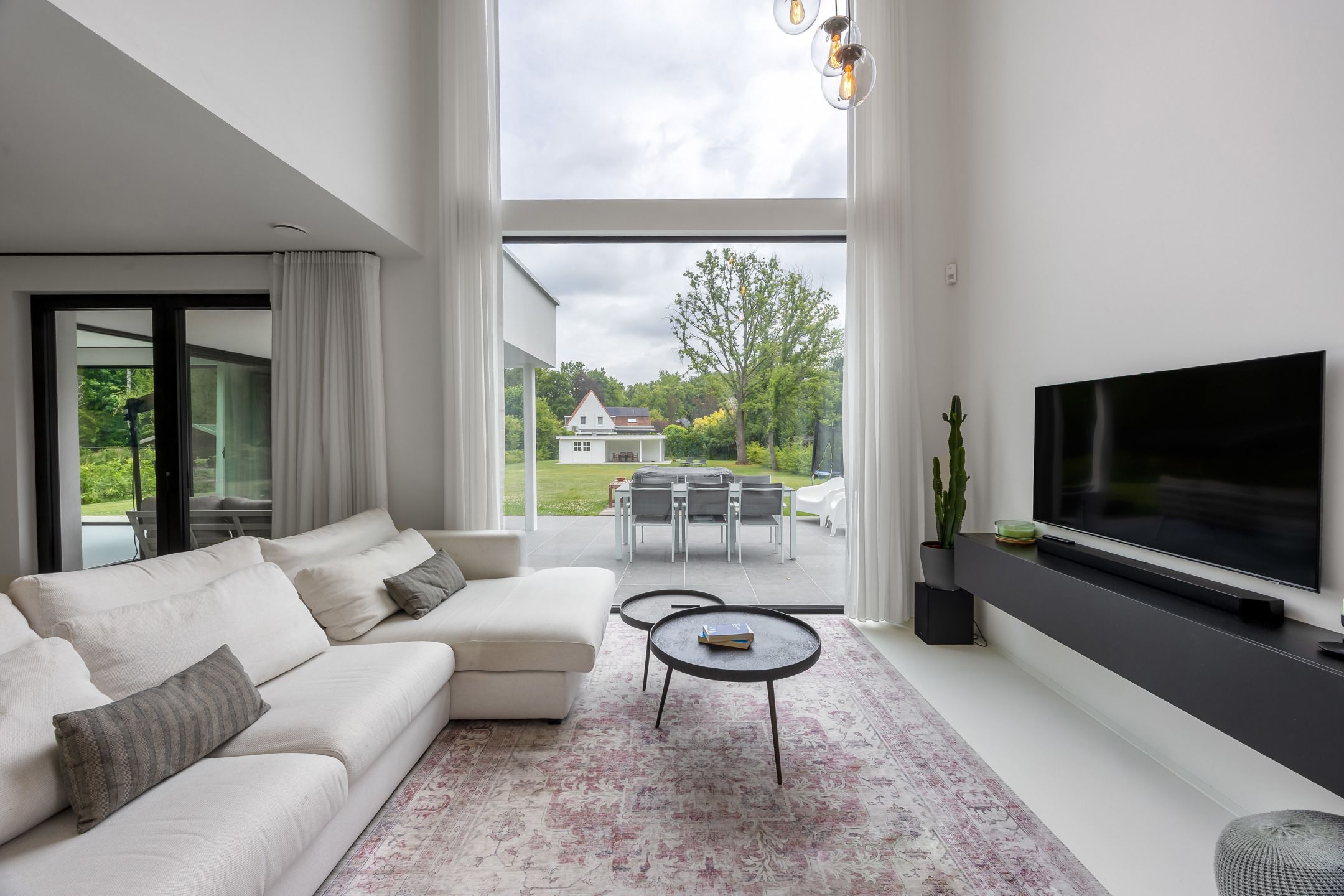 Licht en ruimte in strakke designwoning foto 15