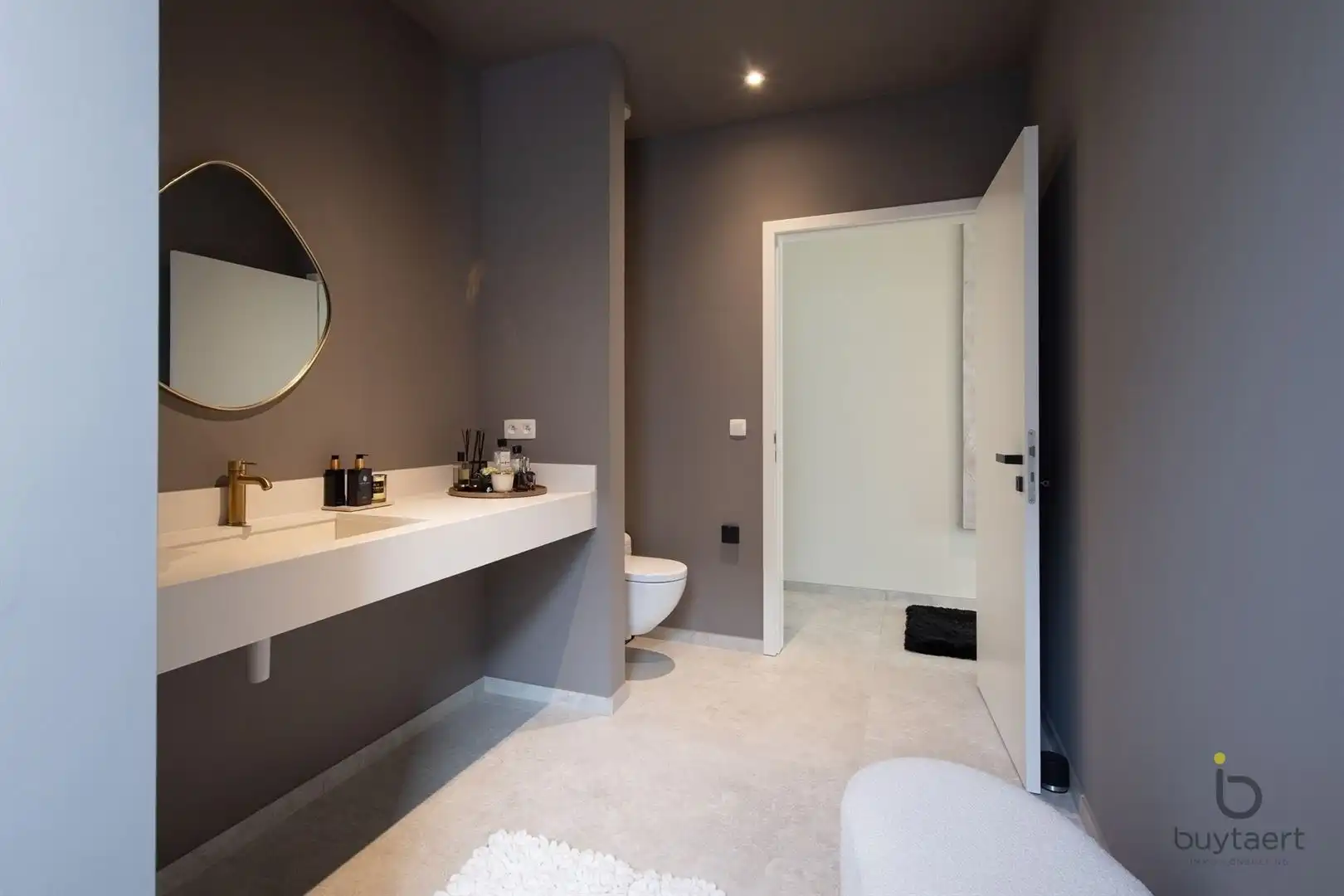 Knappe GELIJKVLOERSE villa + bijgebouw te Halle! foto 38
