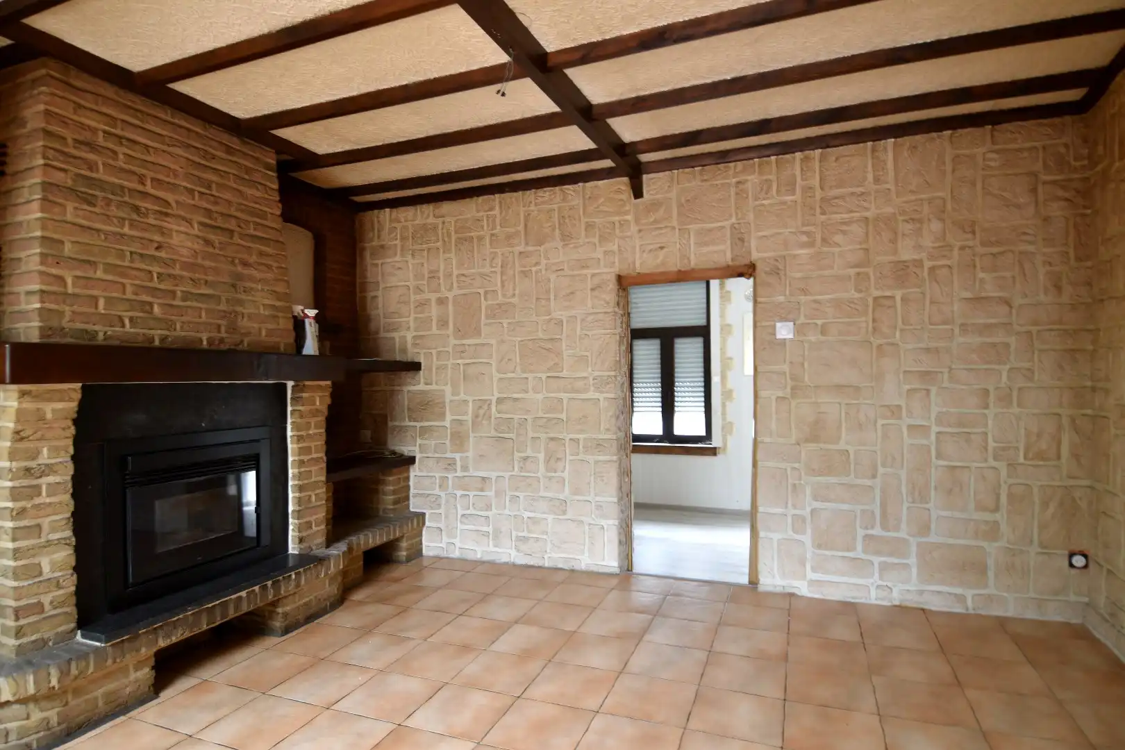 Te renoveren woning met 3 slaapkamers mét uitweg, ruime zolder en zonnig terras te koop in hartje Rekkem foto 6