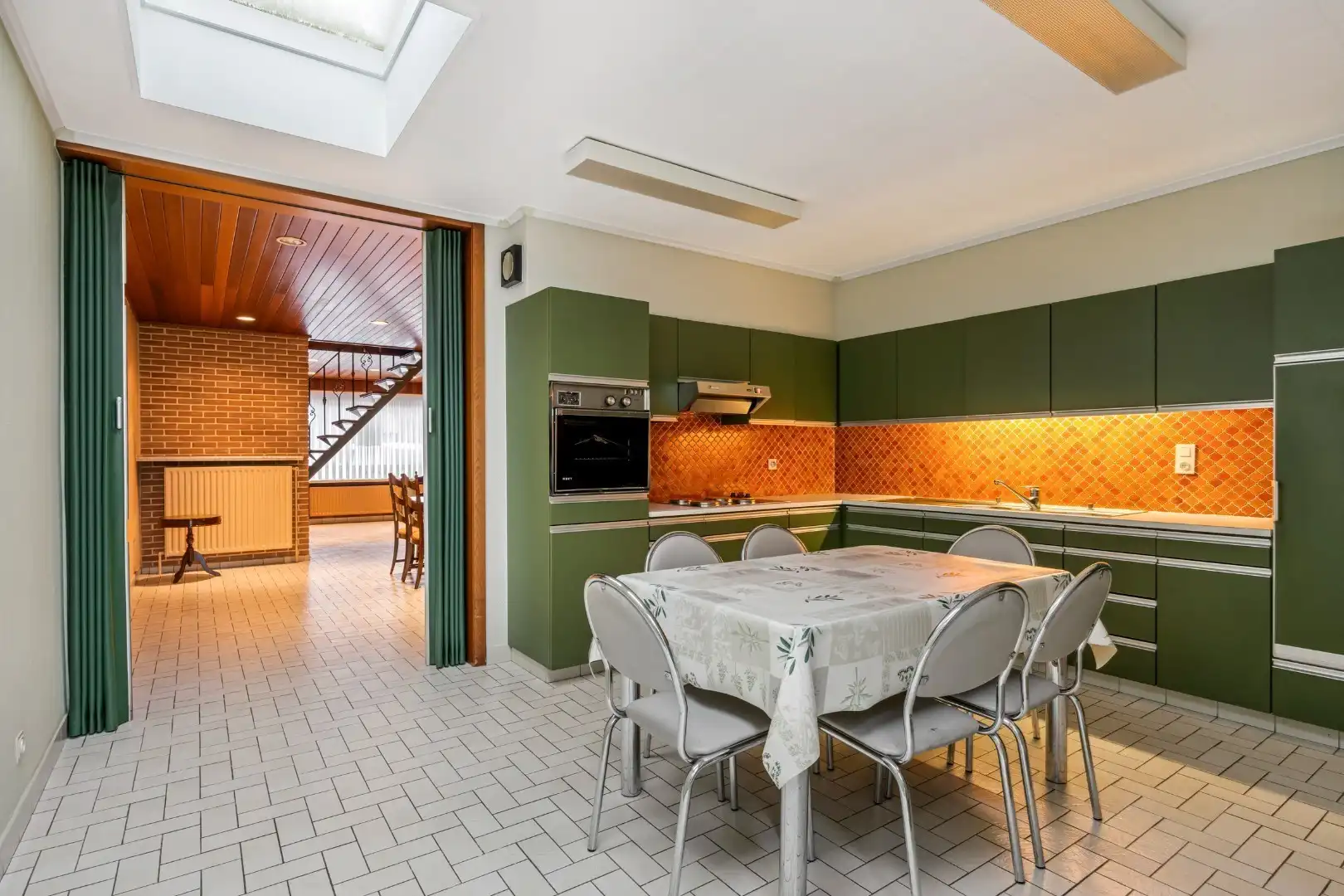 Woning met 3, mogelijks 5 slaapkamers en tuin met uitweg in Kortrijk-centrum foto 2