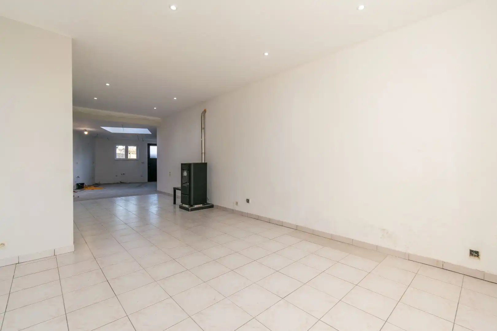 Een goed gelegen, verder af te werken rijwoning te Lot foto 2