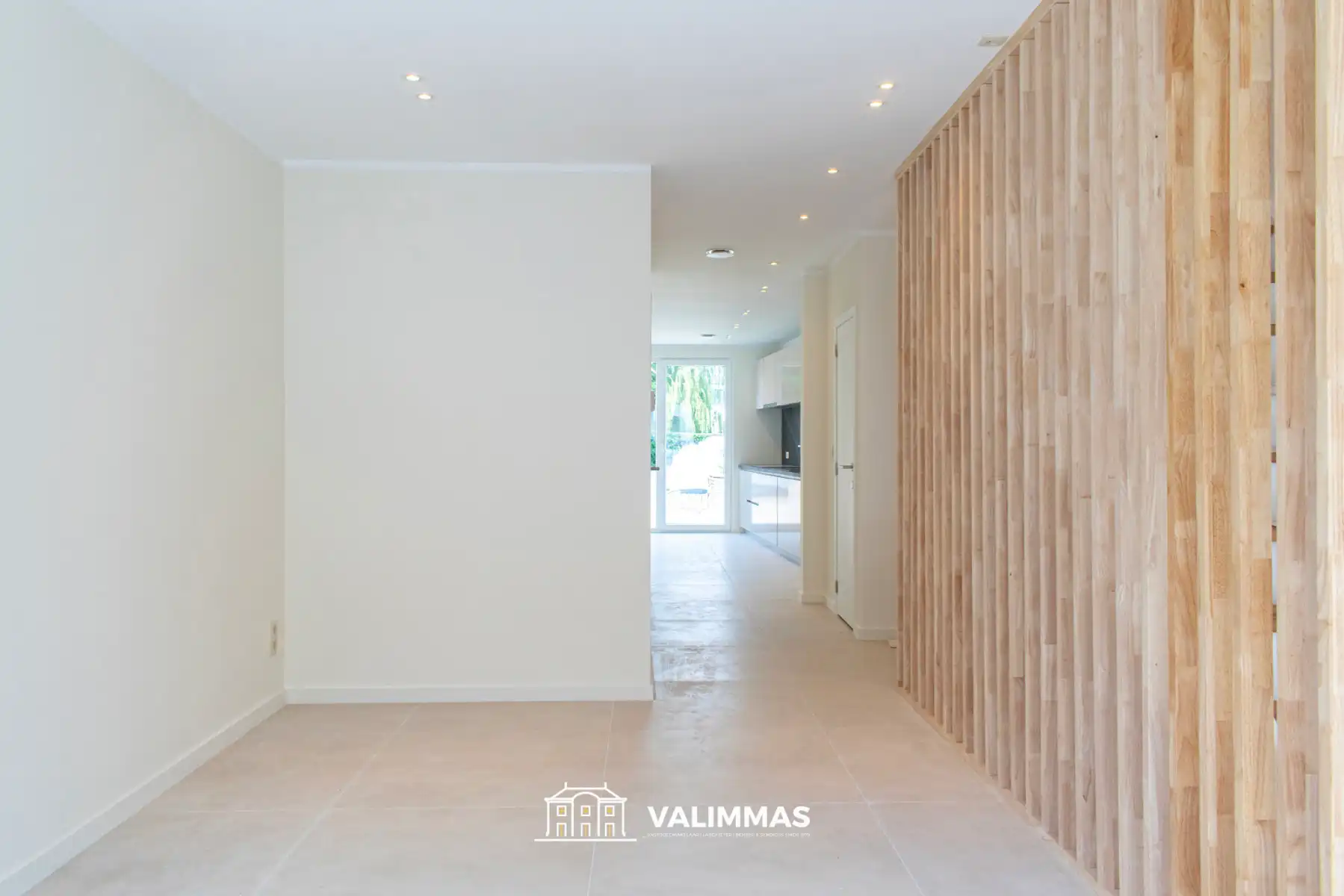 Totaal gerenoveerd duplex-appartement met terras en tuintje foto 3