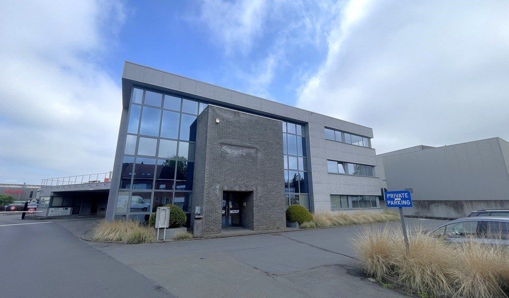 Ingedeelde kantoorruimte met parking te huur in Aartselaar foto {{pictureIndex}}