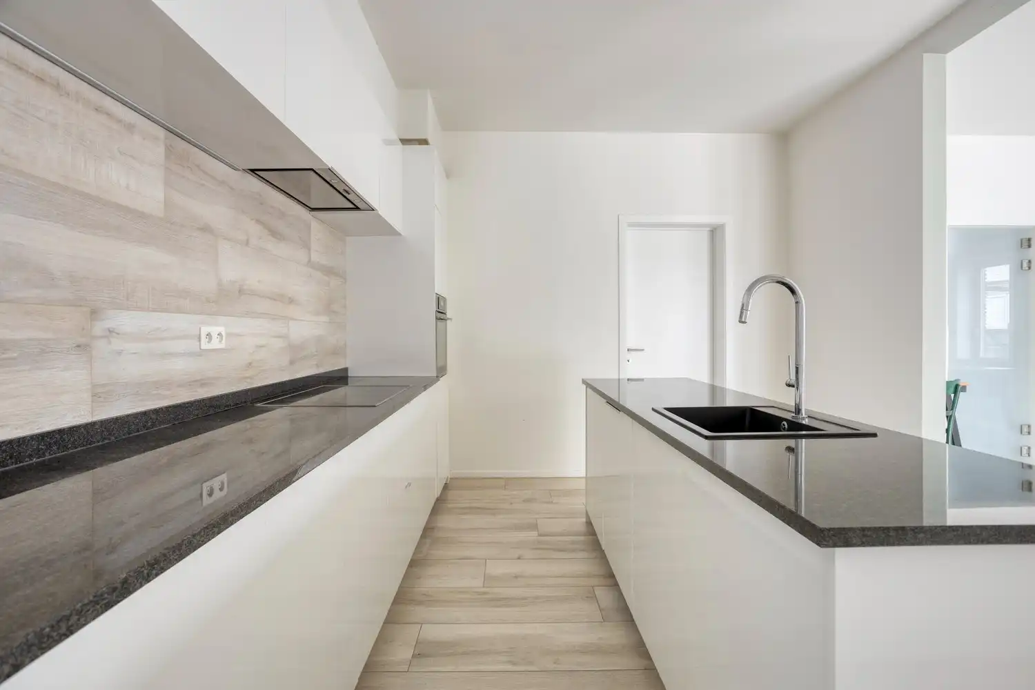 Ruime gerenoveerde gezinswoning met 3 slaapkamers op een uitzonderlijk perceel foto 10