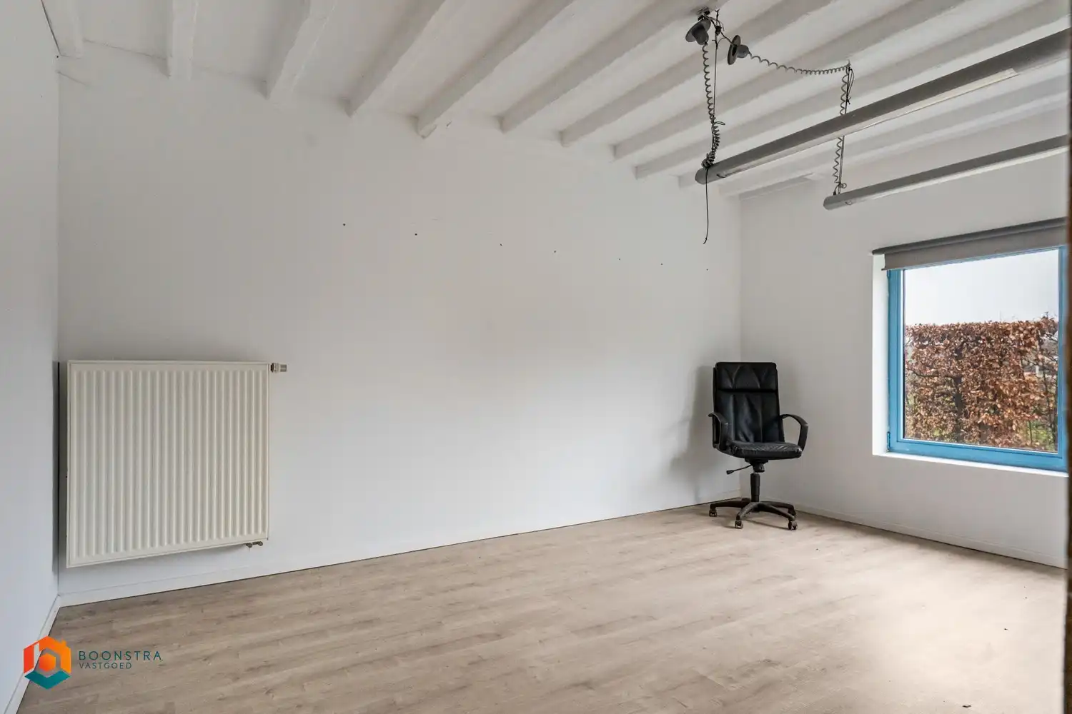 Zonevreemde woning met magazijn te Putte foto 13