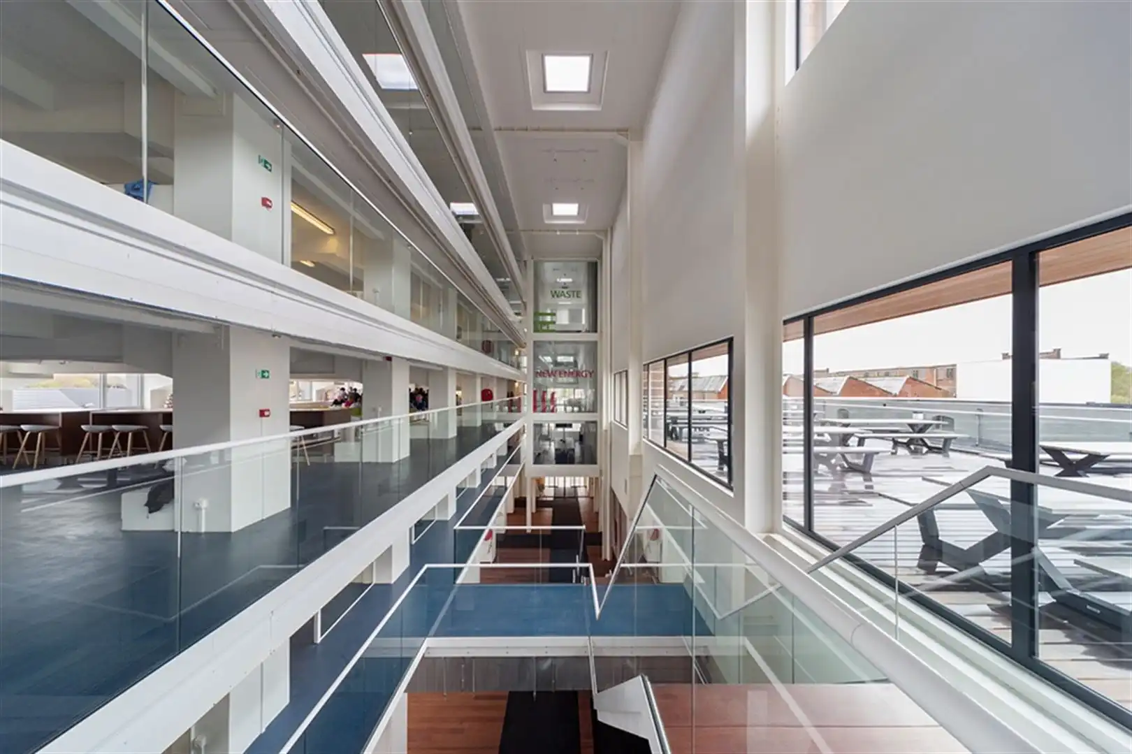 Kantoorgebouw foto 3