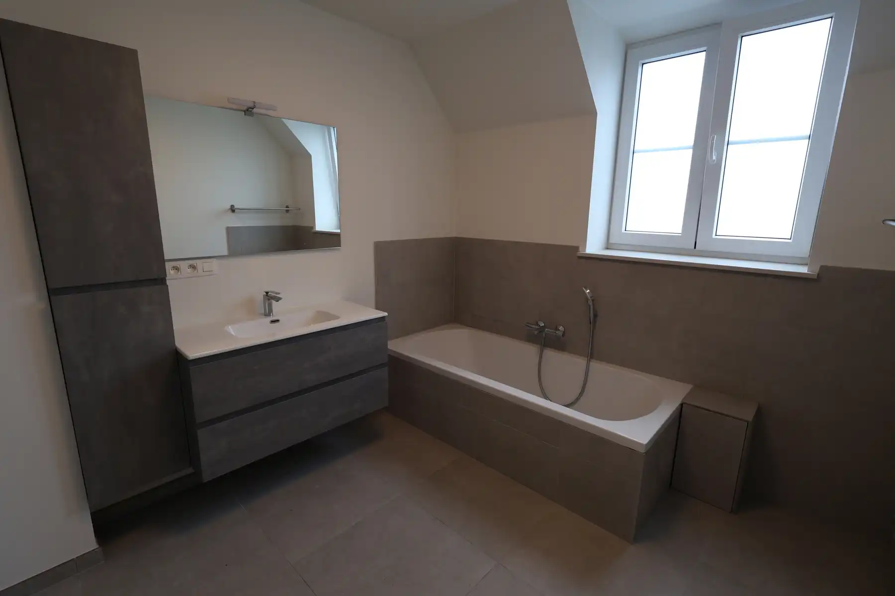 Een ruime nieuwbouwwoning met 3 slaapkamers, terras, tuin en garage.  foto 11