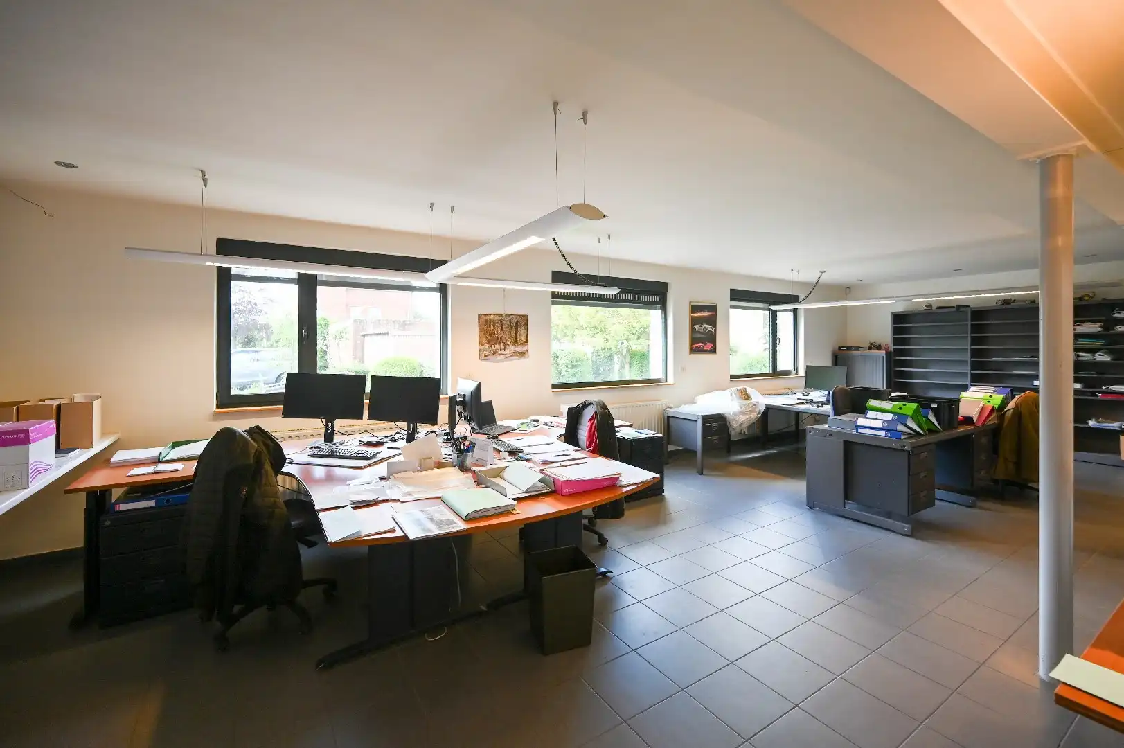 Bedrijfsgebouw met kantoor- en opslagruimte en heel wat parking op toplocatie foto 8
