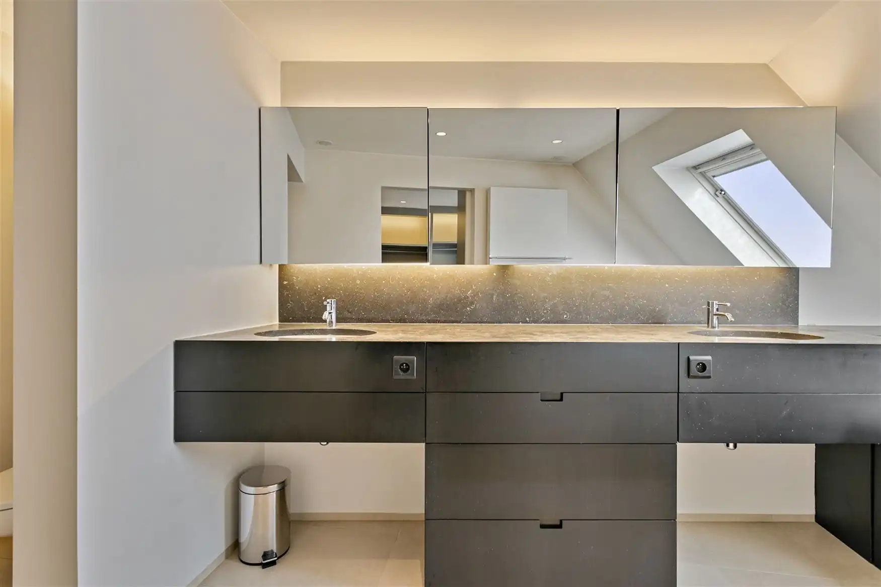 Zeer ruim bemeubeld duplexappartement foto 20