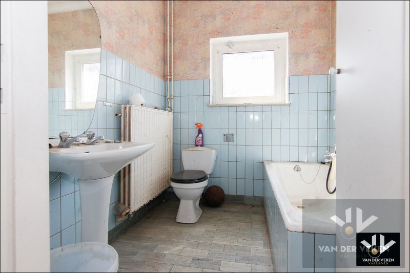 RUIME TE RENOVEREN WONING MET POTENTIEEL foto 12