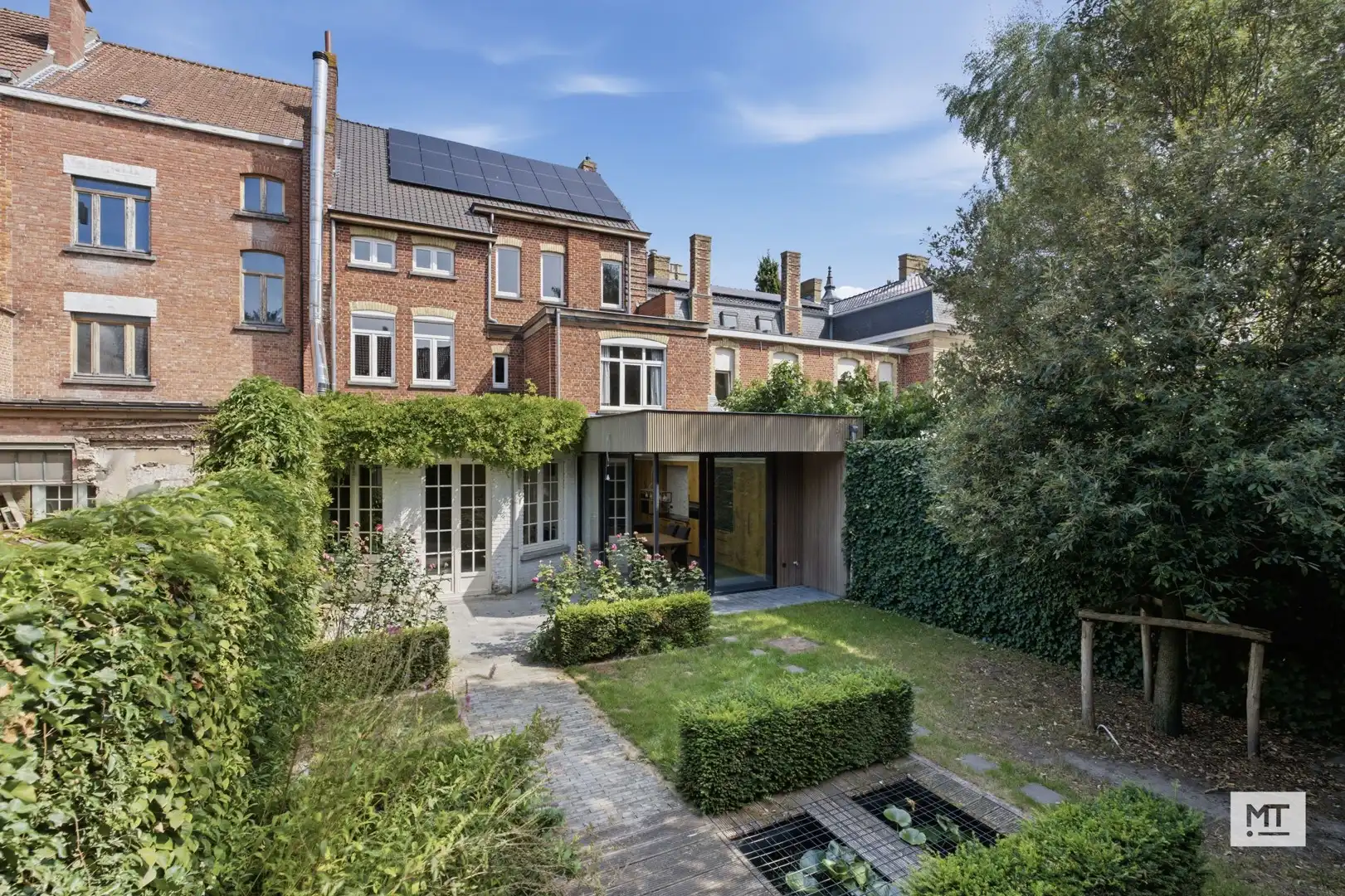 Bijzondere ruime herenwoning met 5 slaapkamers, 2 bureelruimtes, garage en tuin in het centrum van Ieper foto 2