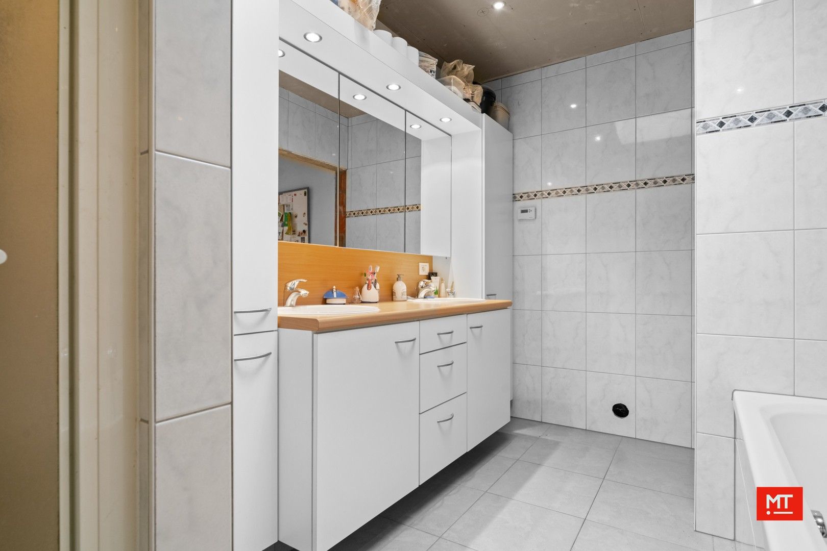 Ruime woning met 3 slaapkamers (5 mogelijk), Zuid-Oostgerichte tuin en garage te koop in Boezinge foto 11