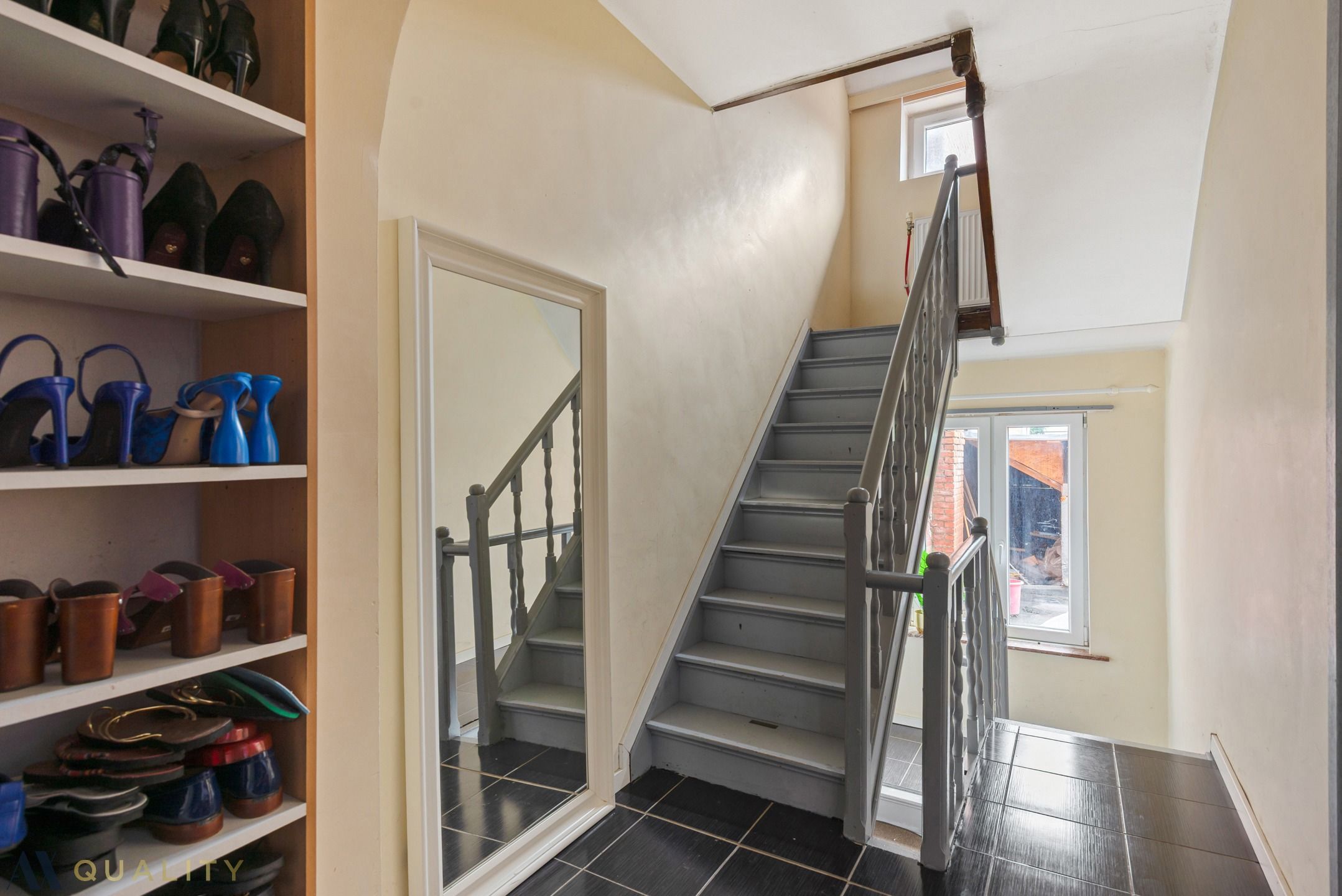 Rijwoning met 5 slpk. en koer gelegen pal in het centrum van Lebbeke. foto 13