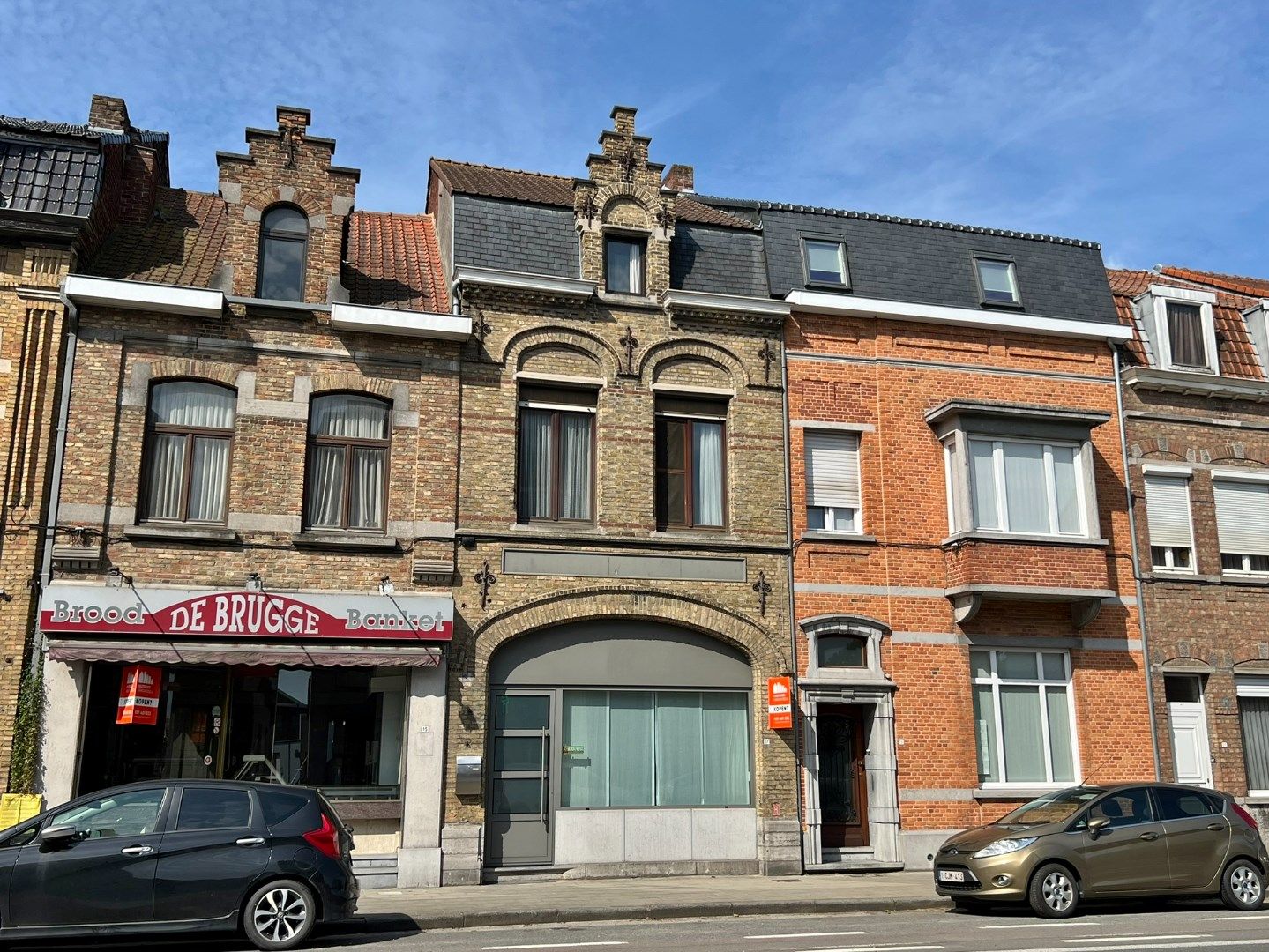 Charmante op te frissen rijwoning met zuidwest-gerichte tuin en uitweg met mogelijkheid tot garage. foto 1