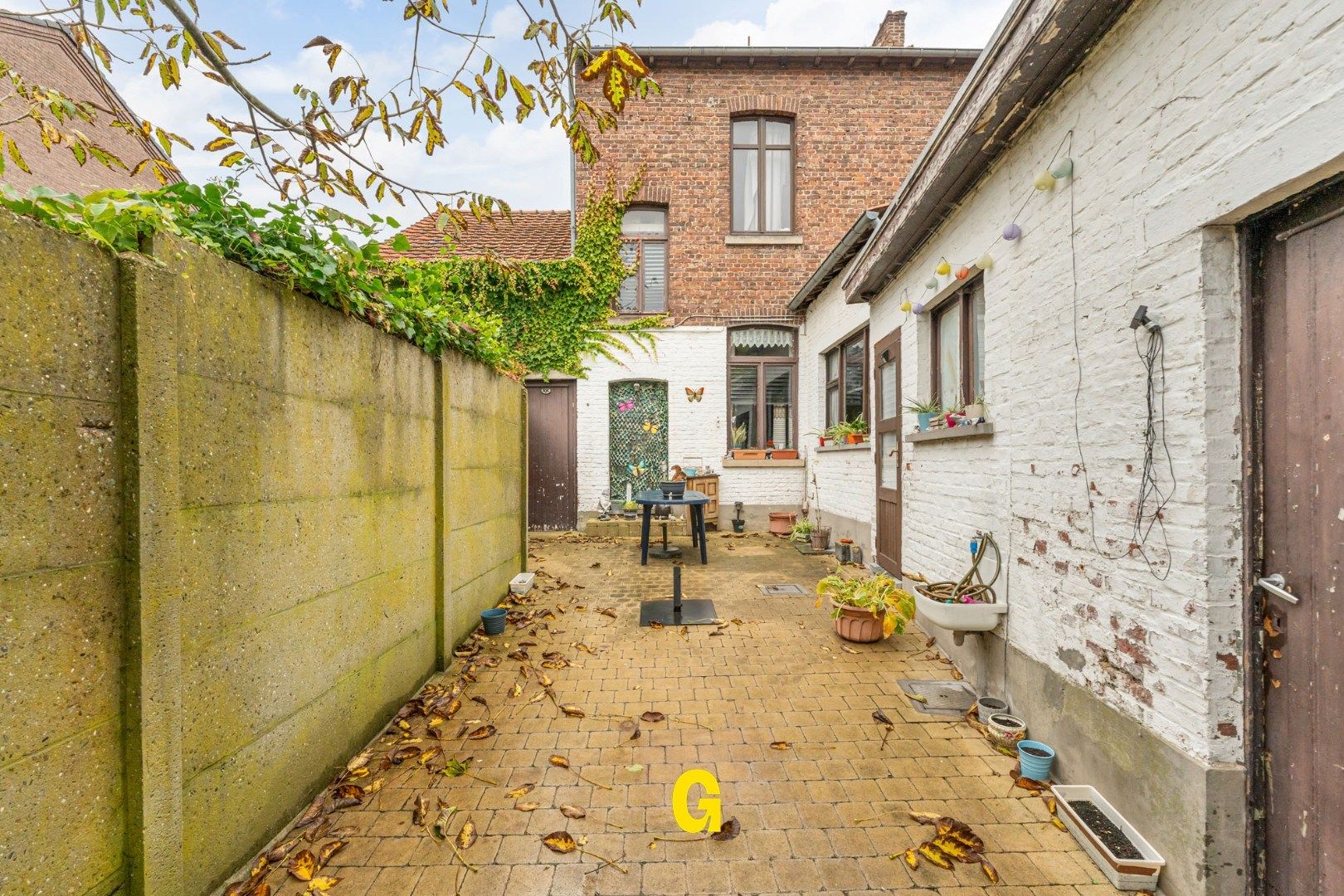 VERKOCHT - Karaktervolle te renoveren herenwoning met tuin en garage op wandelafstand van het centrum foto 13