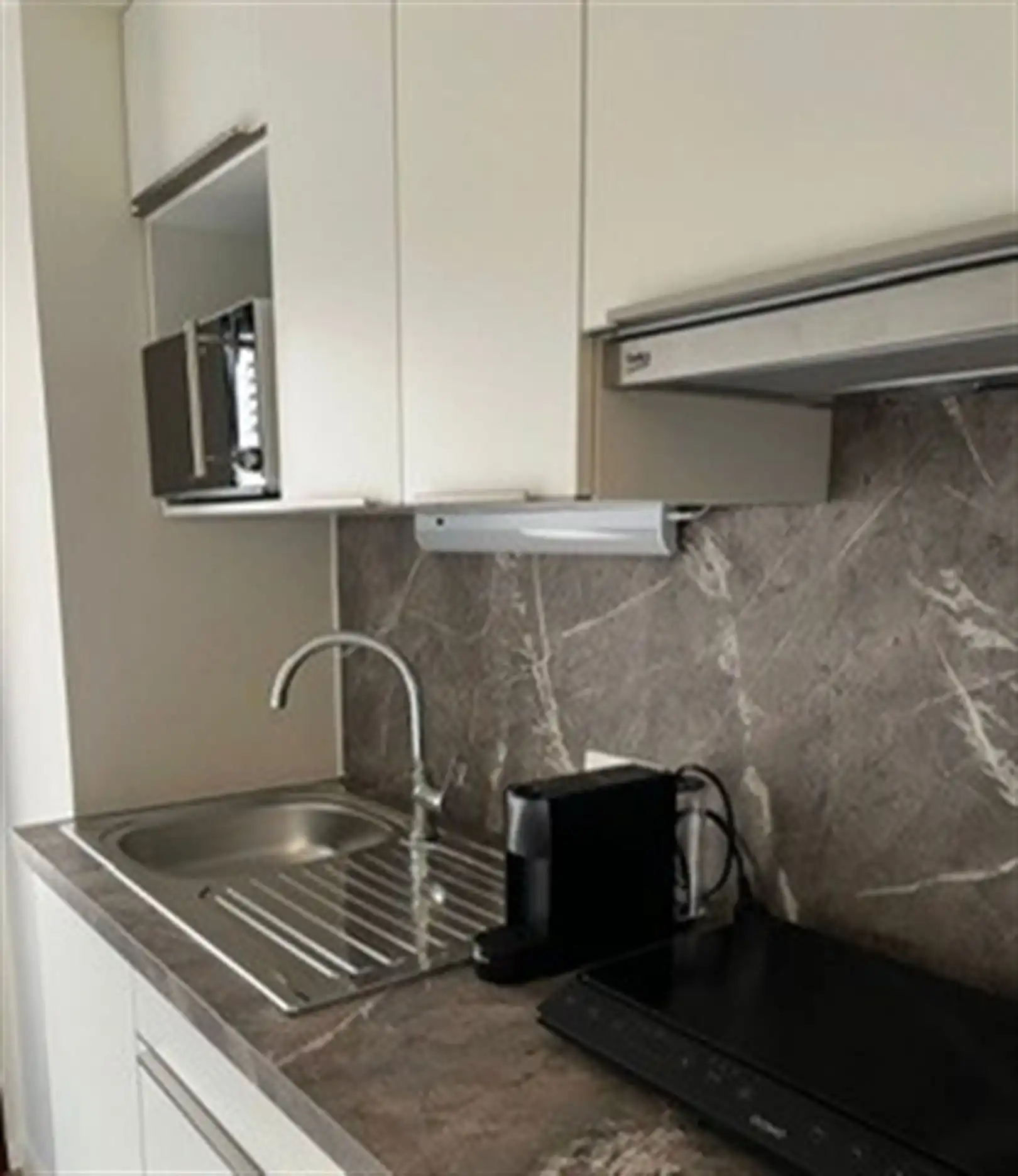 Volledig gerenoveerd  gemeubeld éénslaapkamer appartement foto 8