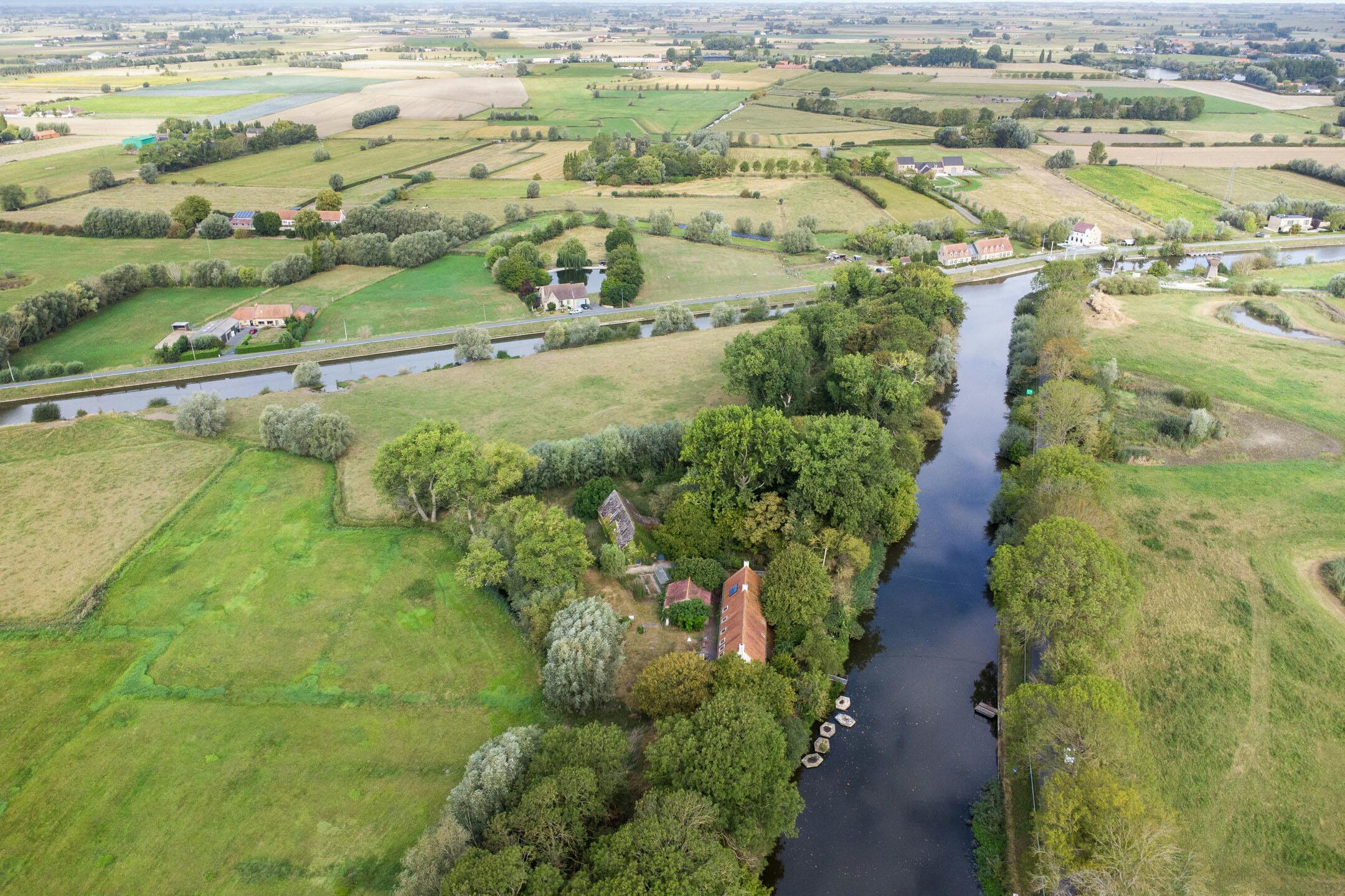 Unieke landelijke eigendom gelegen te Lo-Reninge aan het water. foto 11