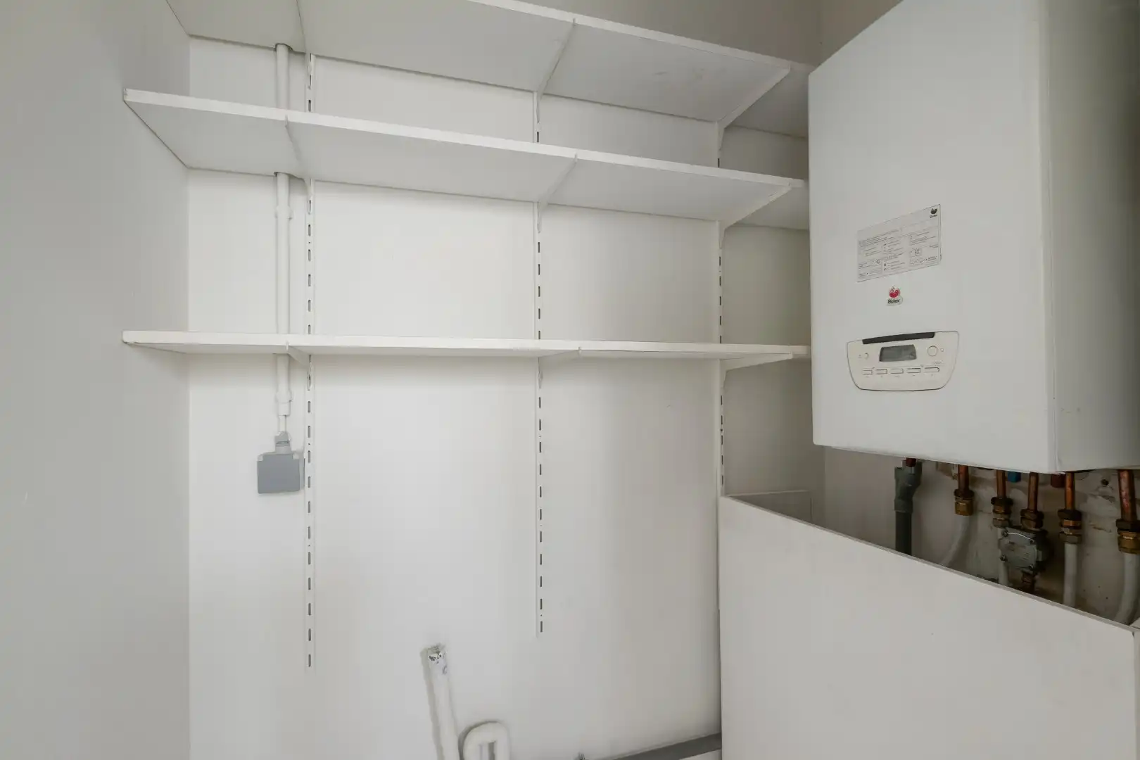 Studio met terras en garage in het centrum van Roeselare foto 7