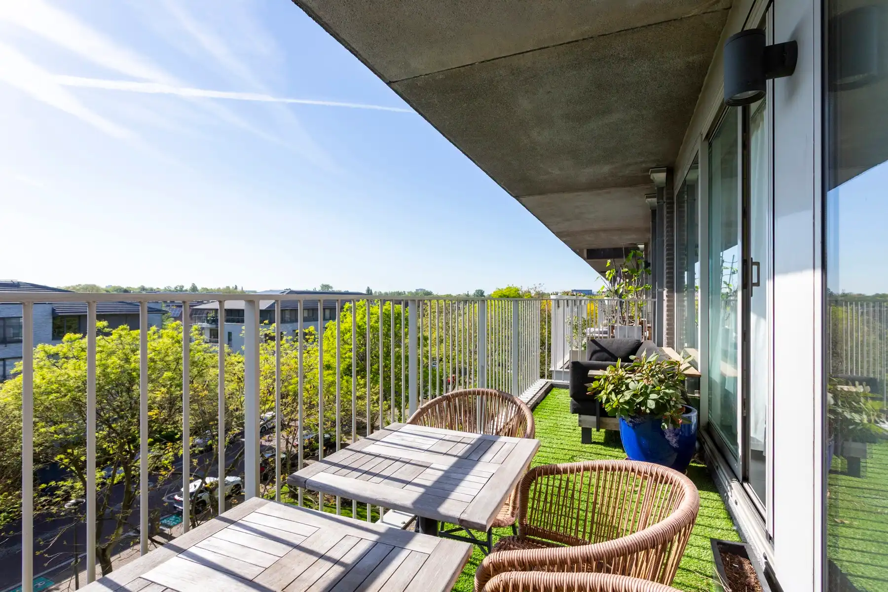 Instapklaar 2-slaapkamerappartement met terras te Berchem foto 3