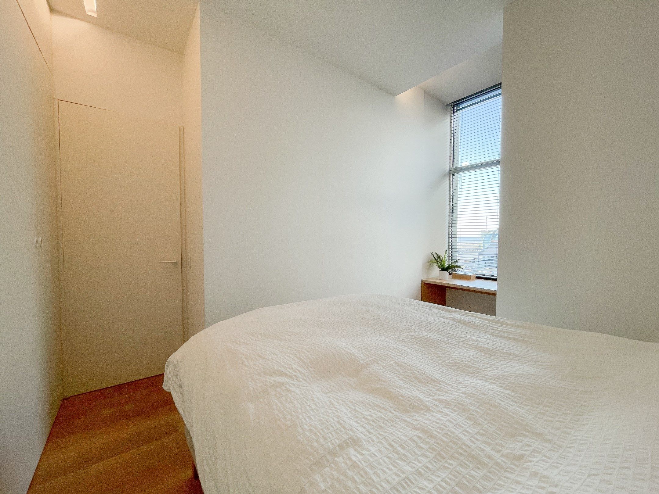 Uitzonderlijk, luxueus afgewerkt hoekappartement met frontaal zeezicht. foto 31