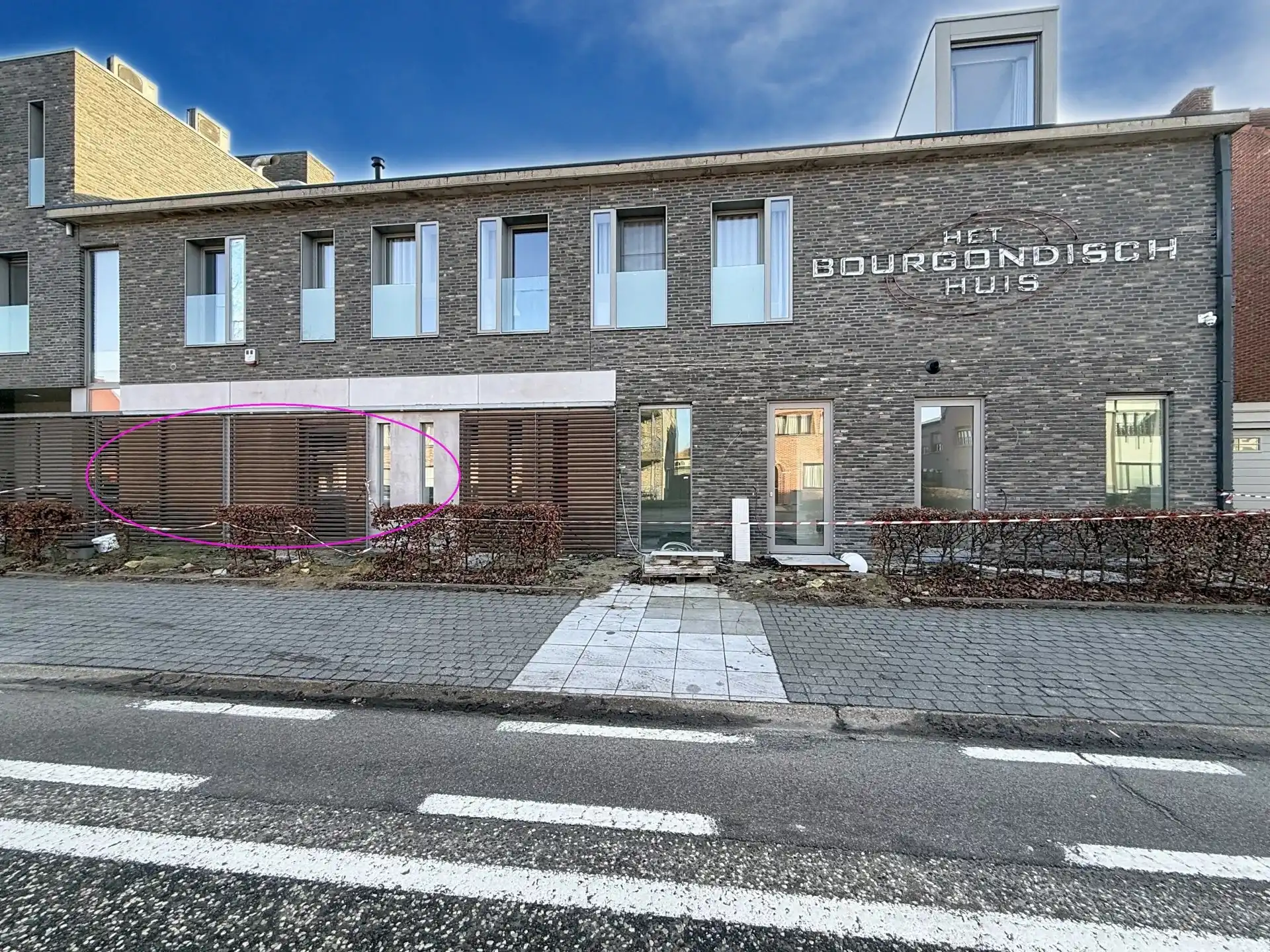 Luxueus en modern afgewerkt gelijkvloers appartement met tuin, 1 slaapkamer en 2 staanplaatsen. foto {{pictureIndex}}