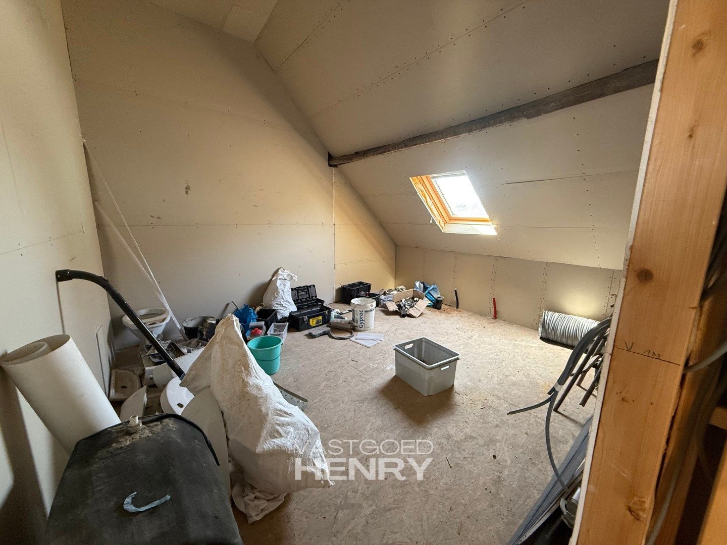 Verder af te werken vier slaapkamer woning met tuin en garage  foto 16