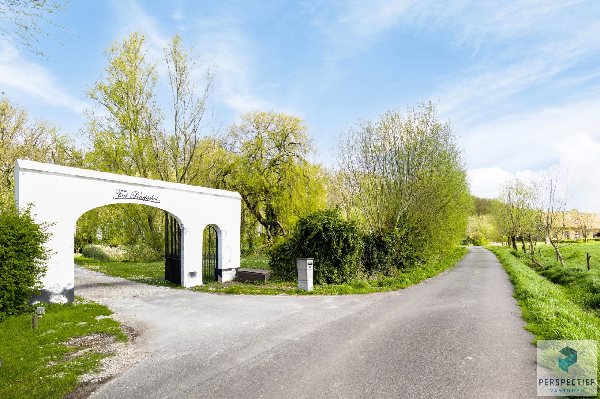 Karaktervolle, op te knappen landhuis aan Schipdonkkanaal in Damme foto 6