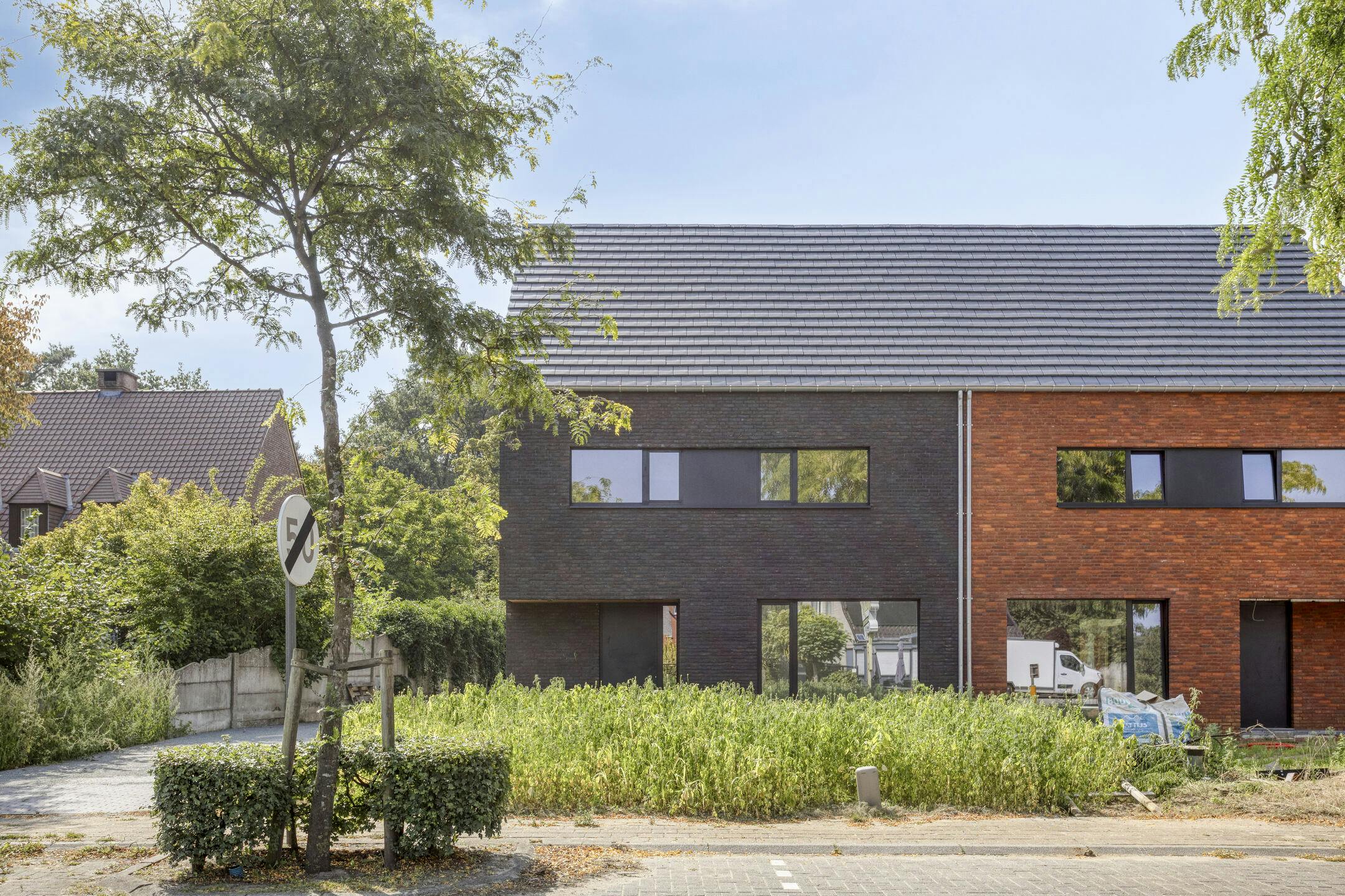 Halfopen-nieuwbouwwoning te koop nabij centrum Lichtaart foto {{pictureIndex}}