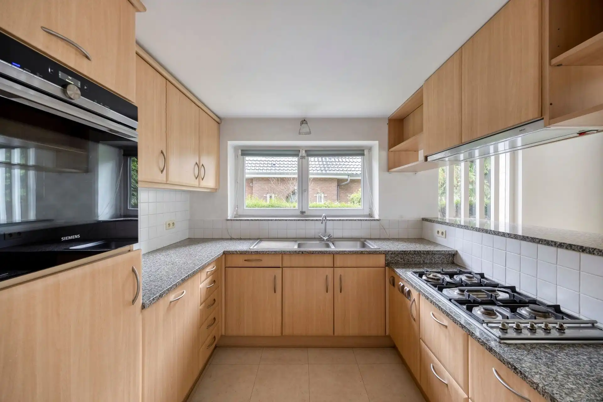 Ruime villa te moderniseren op rustige locatie foto 12