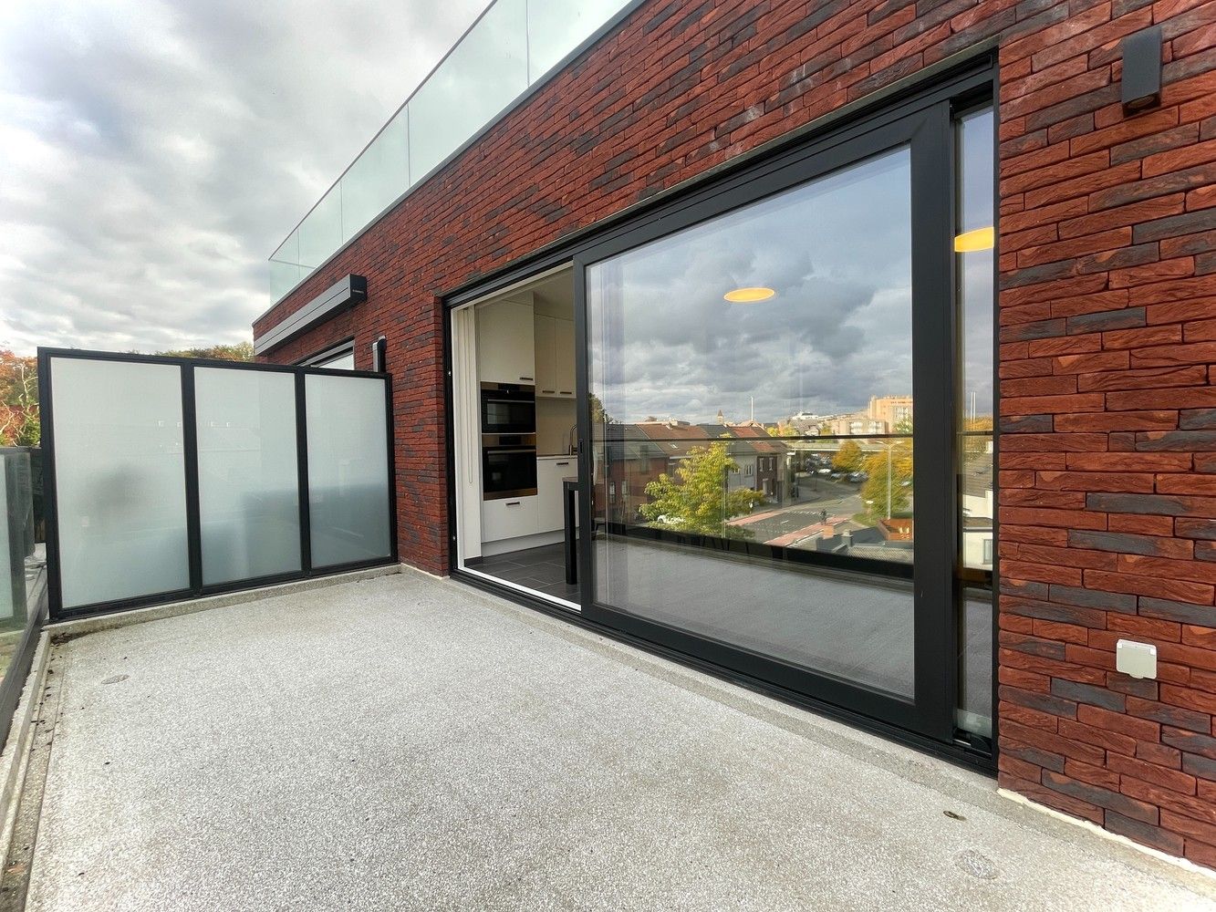 Modern 1 slpk. appartement op wandelafstand van het station en stadscentrum van Genk, met als extra troeven een apart ingericht bureau en groot terras met prachtig zicht. foto 4