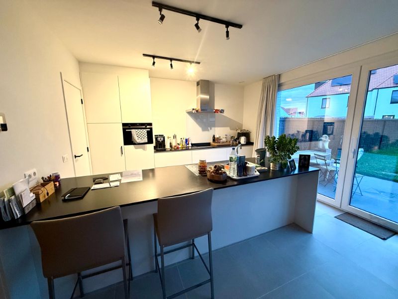 Recente, instapklare woning met 3 ruime slaapkamers en garage foto 11