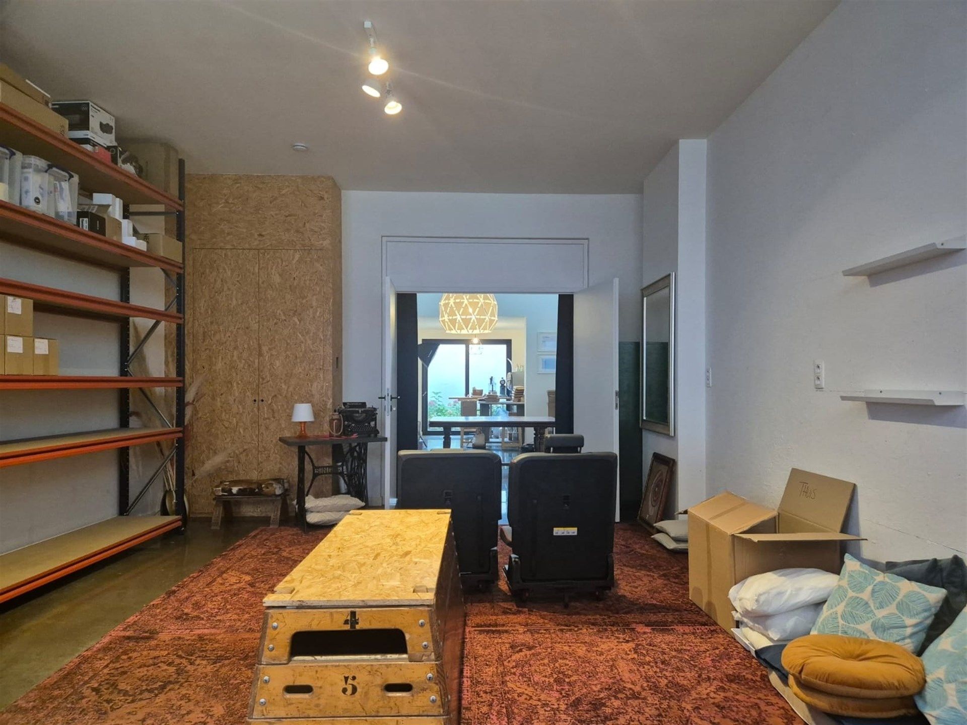 Gelijkvloerse kantoorruimte met kelder en terras. foto 4